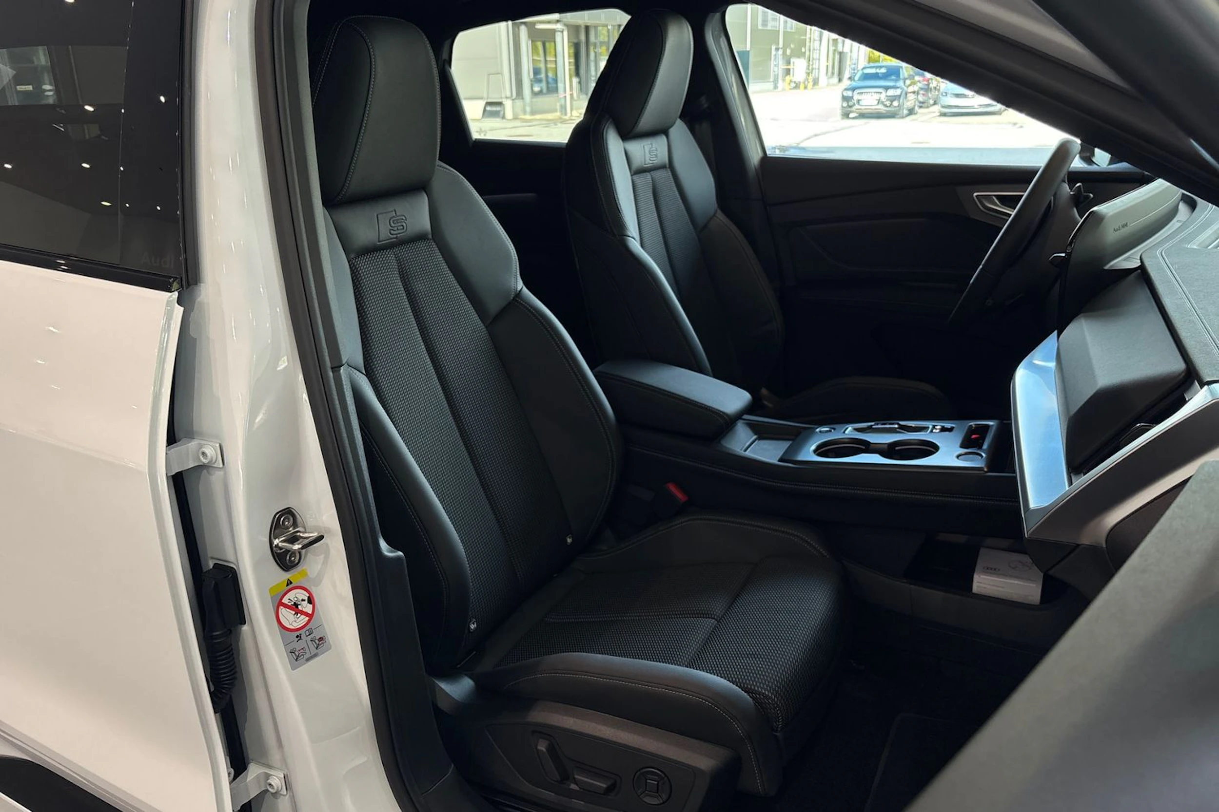 valkoinen Audi Q4 e-tron 2026 kuva 23.