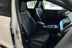 valkoinen Audi Q4 e-tron 2026 kuva 23.