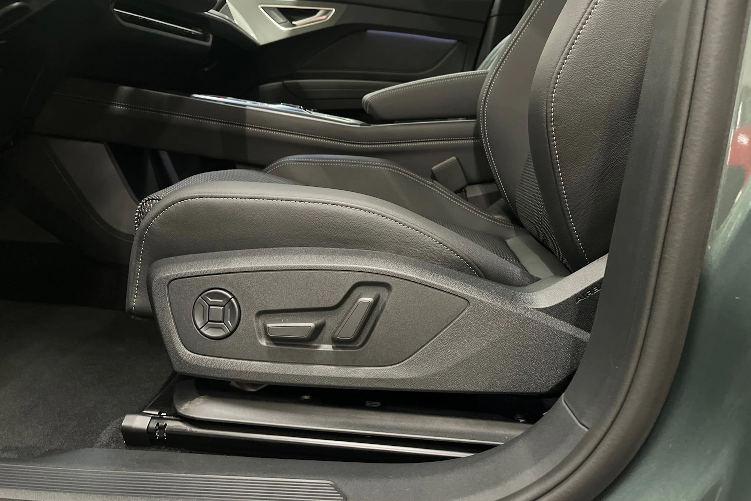 met. vihreä Audi Q4 e-tron 2026 kuva 14.