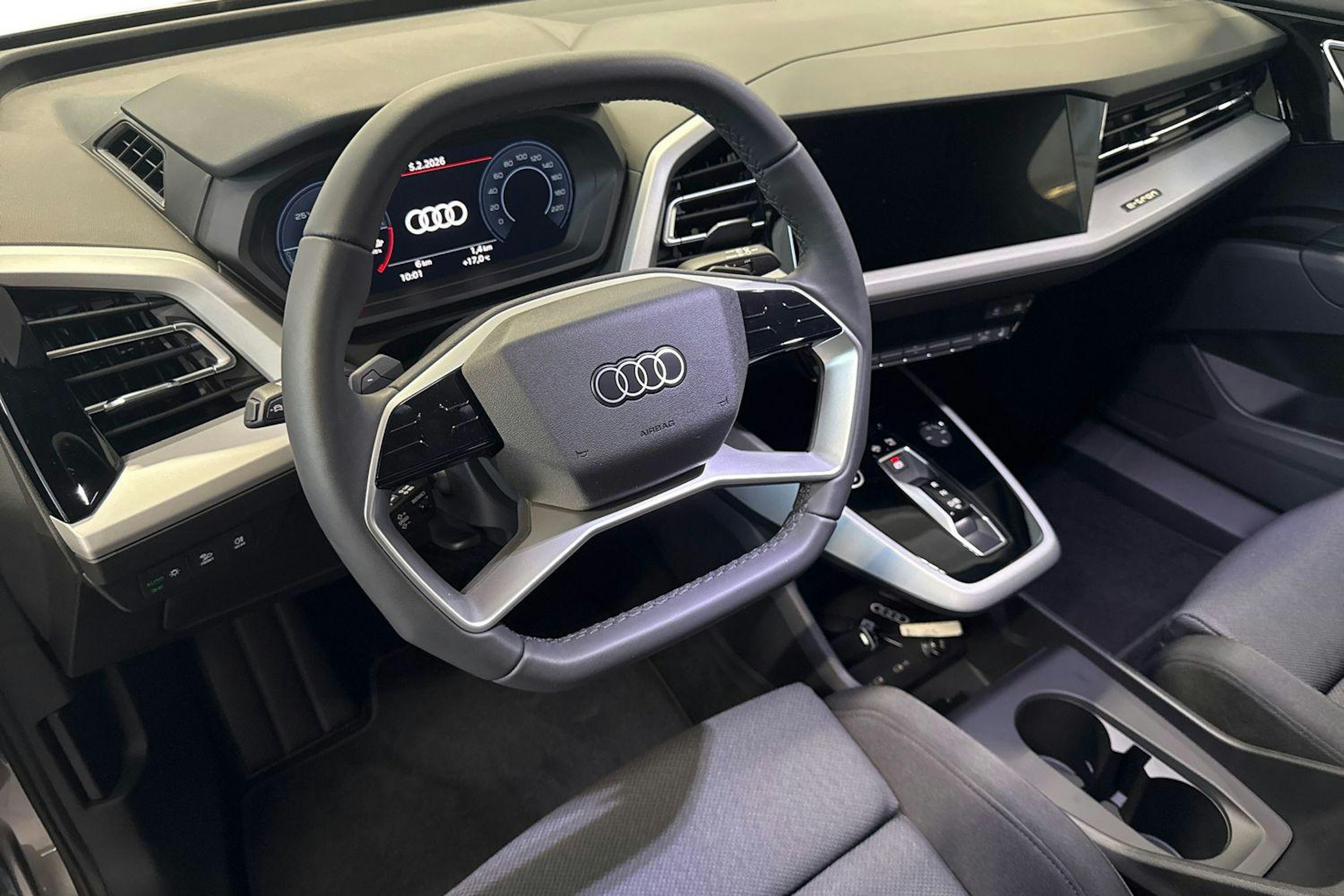 met. harmaa Audi Q4 e-tron 2026 kuva 6.