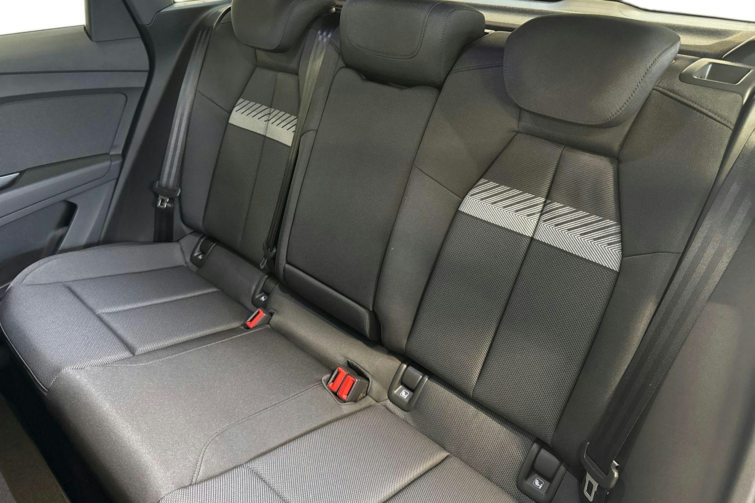 met. harmaa Audi Q4 e-tron 2026 kuva 8.