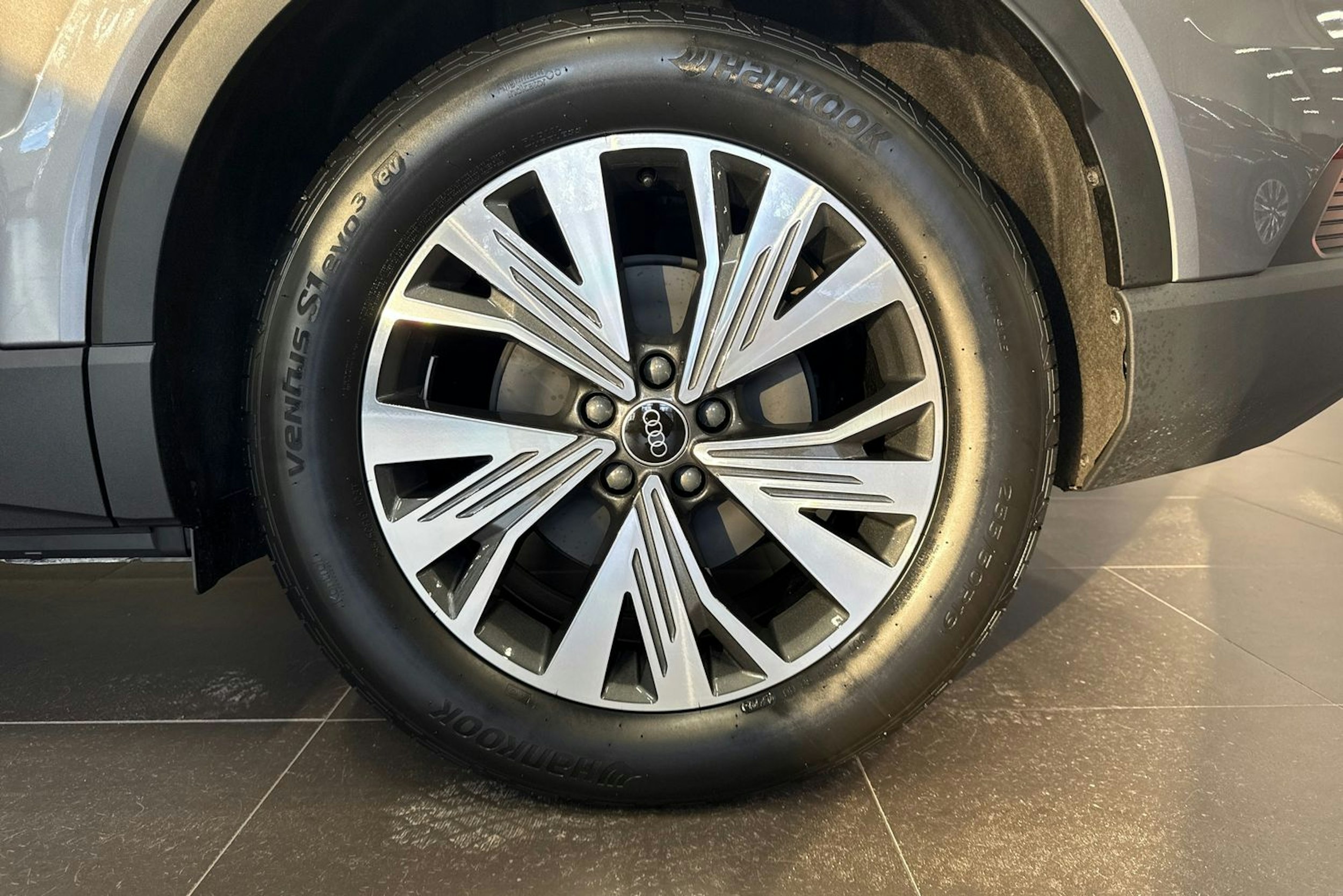 met. harmaa Audi Q4 e-tron 2026 kuva 10.