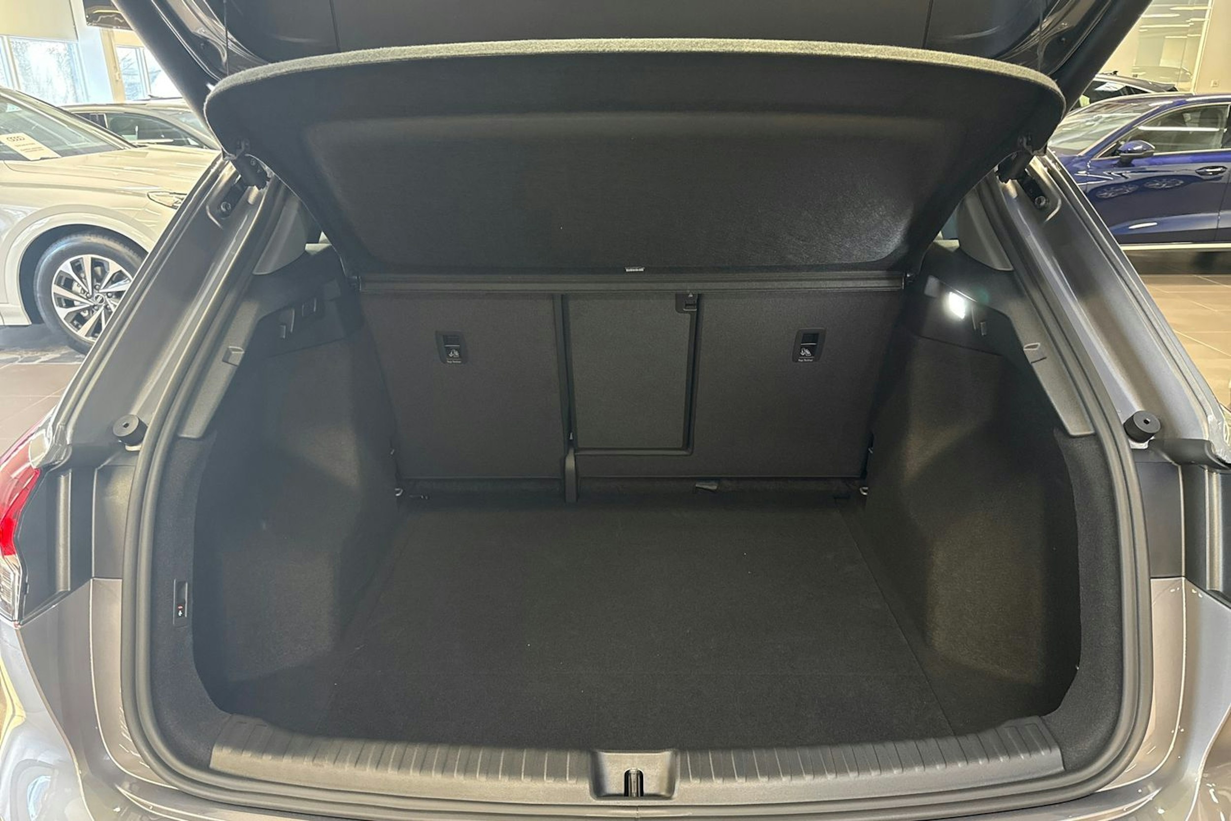 met. harmaa Audi Q4 e-tron 2026 kuva 11.