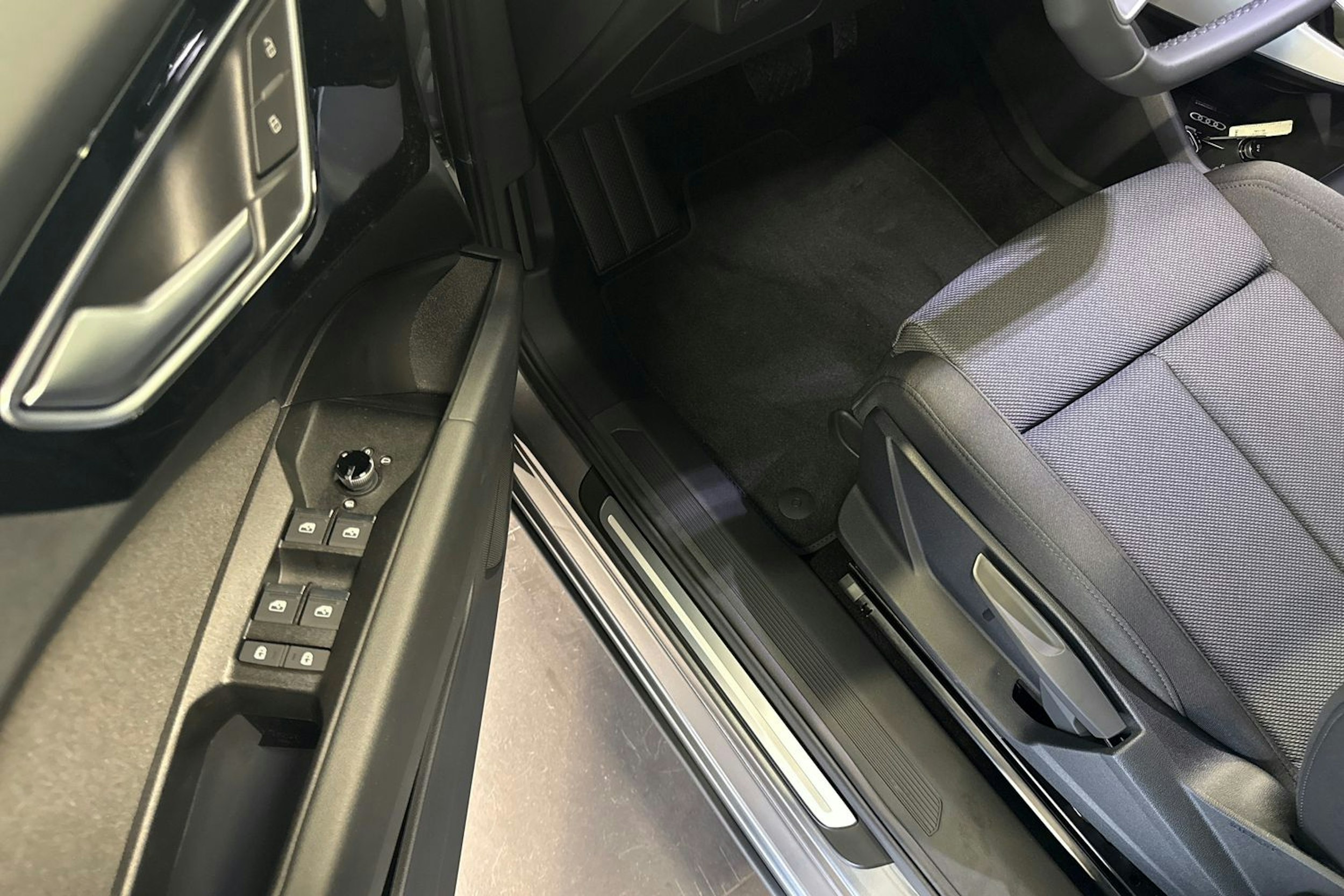 met. harmaa Audi Q4 e-tron 2026 kuva 14.