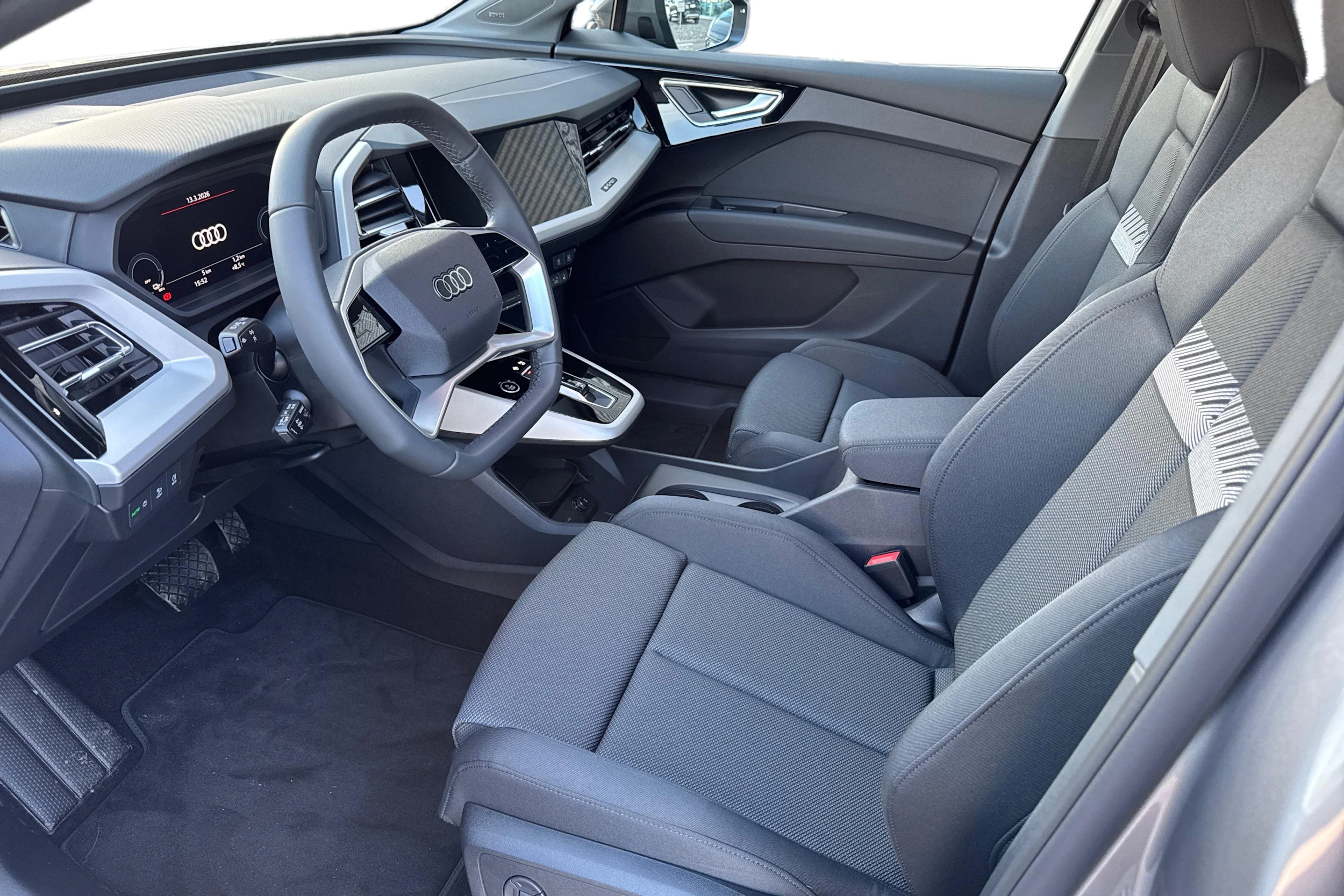 harmaa Audi Q4 e-tron 2026 kuva 6.