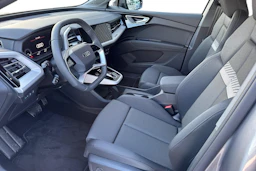 harmaa Audi Q4 e-tron 2026 kuva 6.