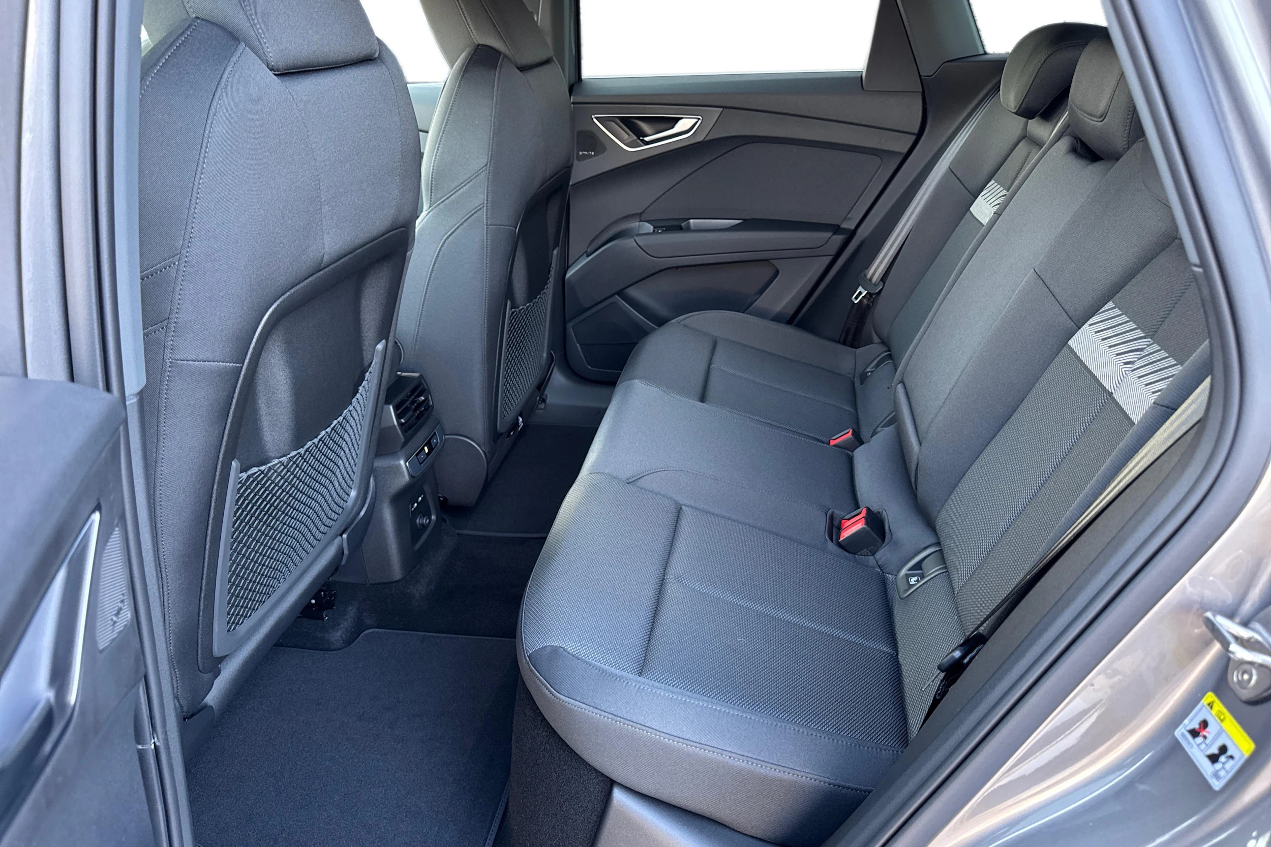 harmaa Audi Q4 e-tron 2026 kuva 8.