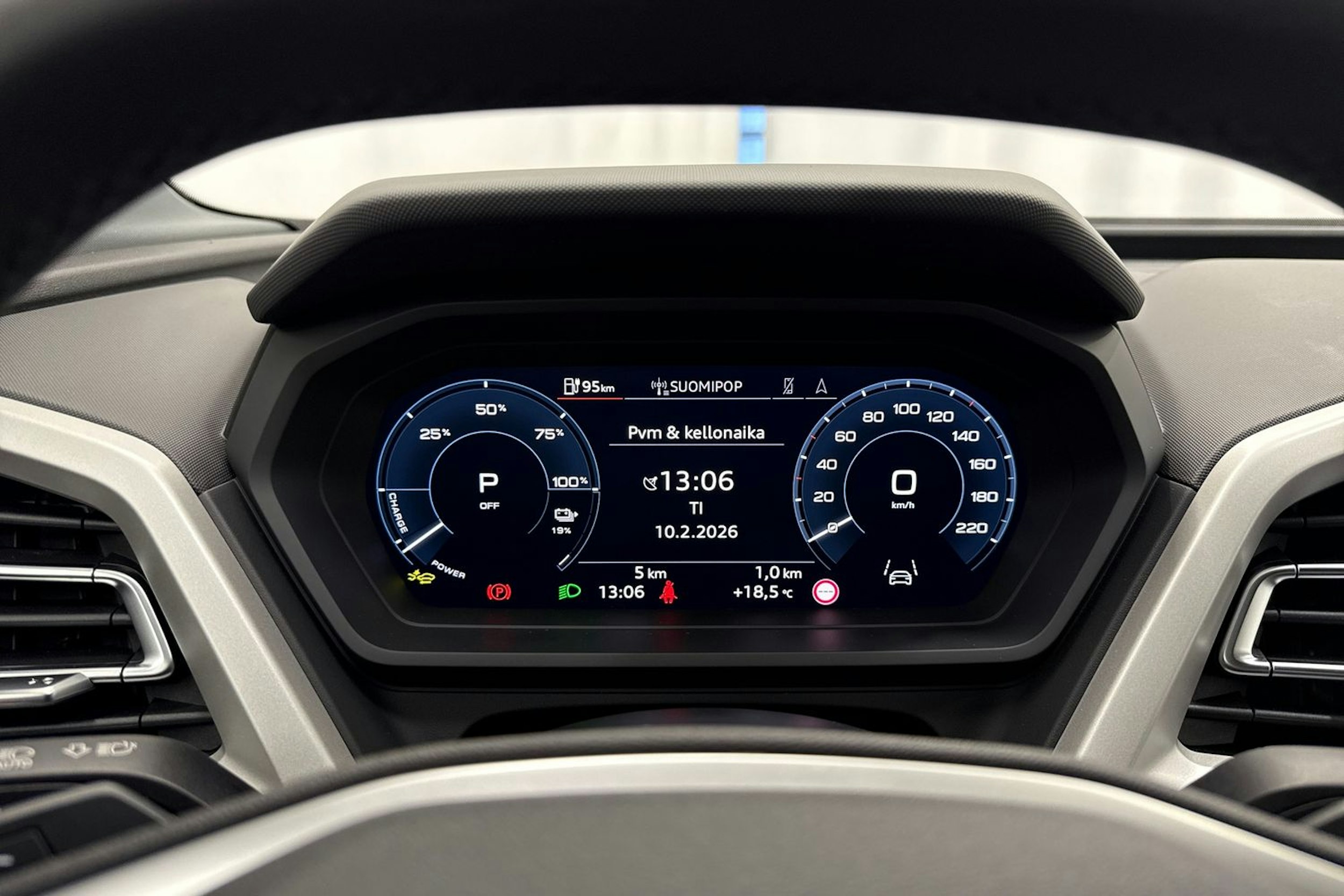 met. harmaa Audi Q4 e-tron 2026 kuva 10.