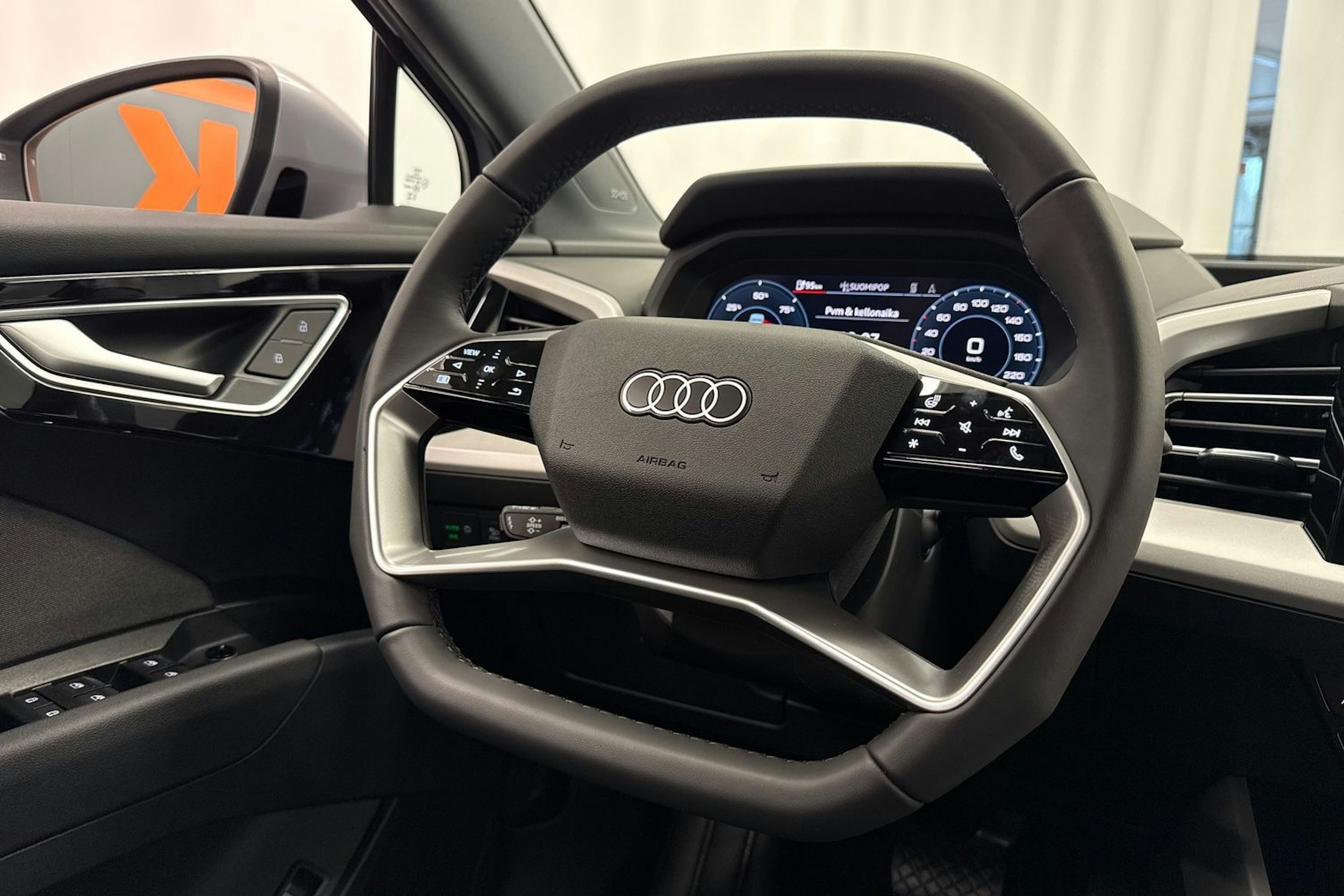 met. harmaa Audi Q4 e-tron 2026 kuva 11.