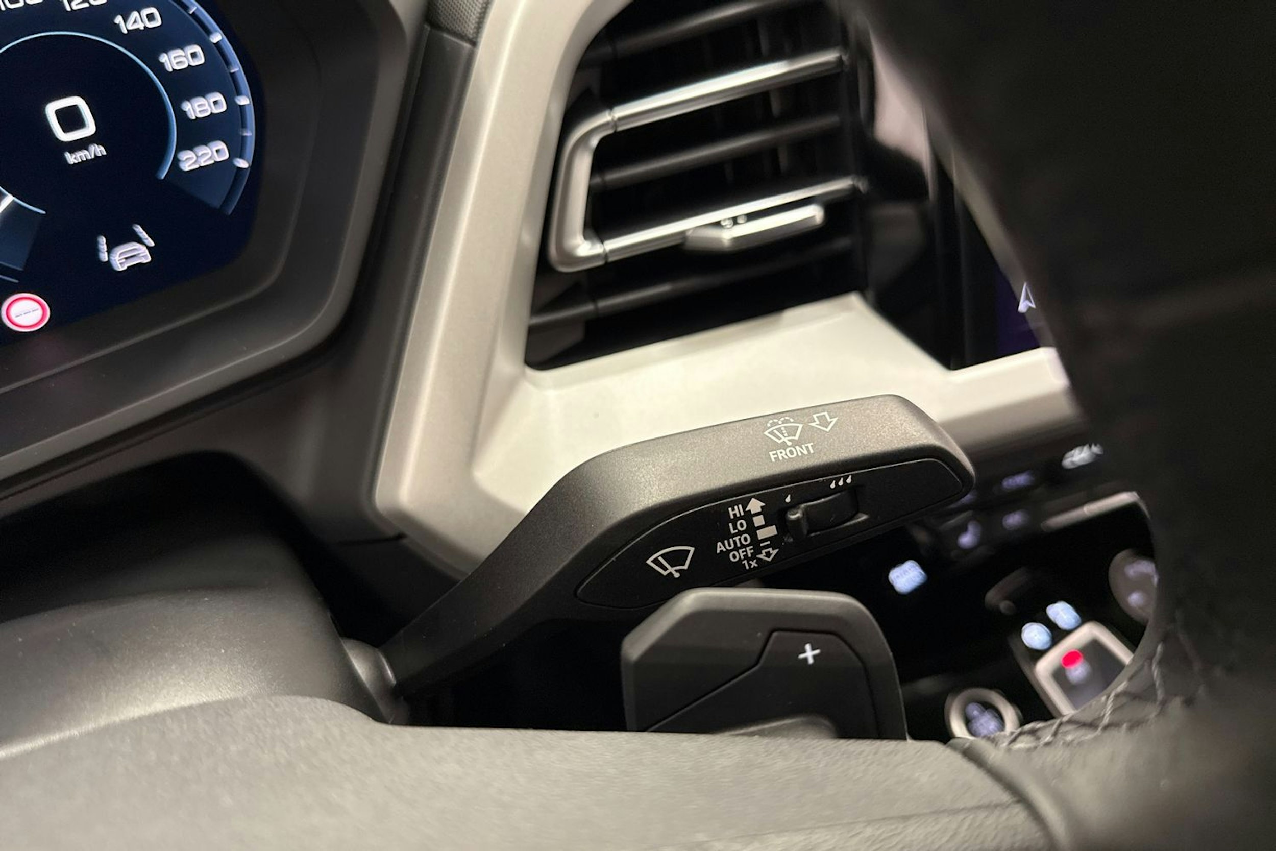 met. harmaa Audi Q4 e-tron 2026 kuva 13.