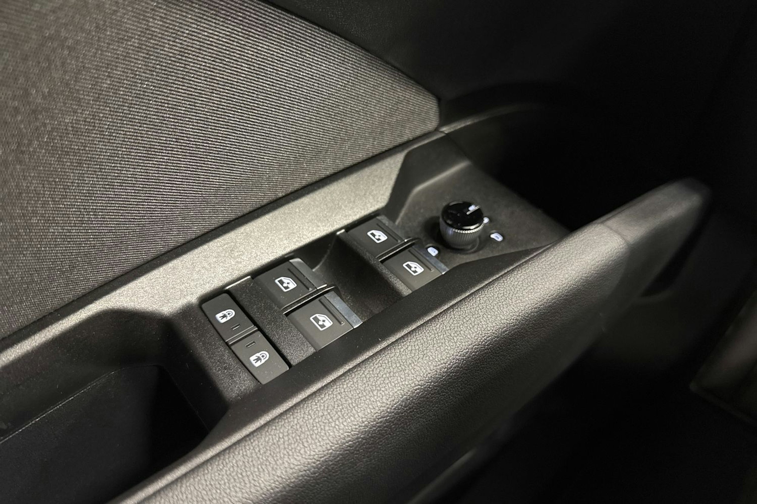 met. harmaa Audi Q4 e-tron 2026 kuva 17.