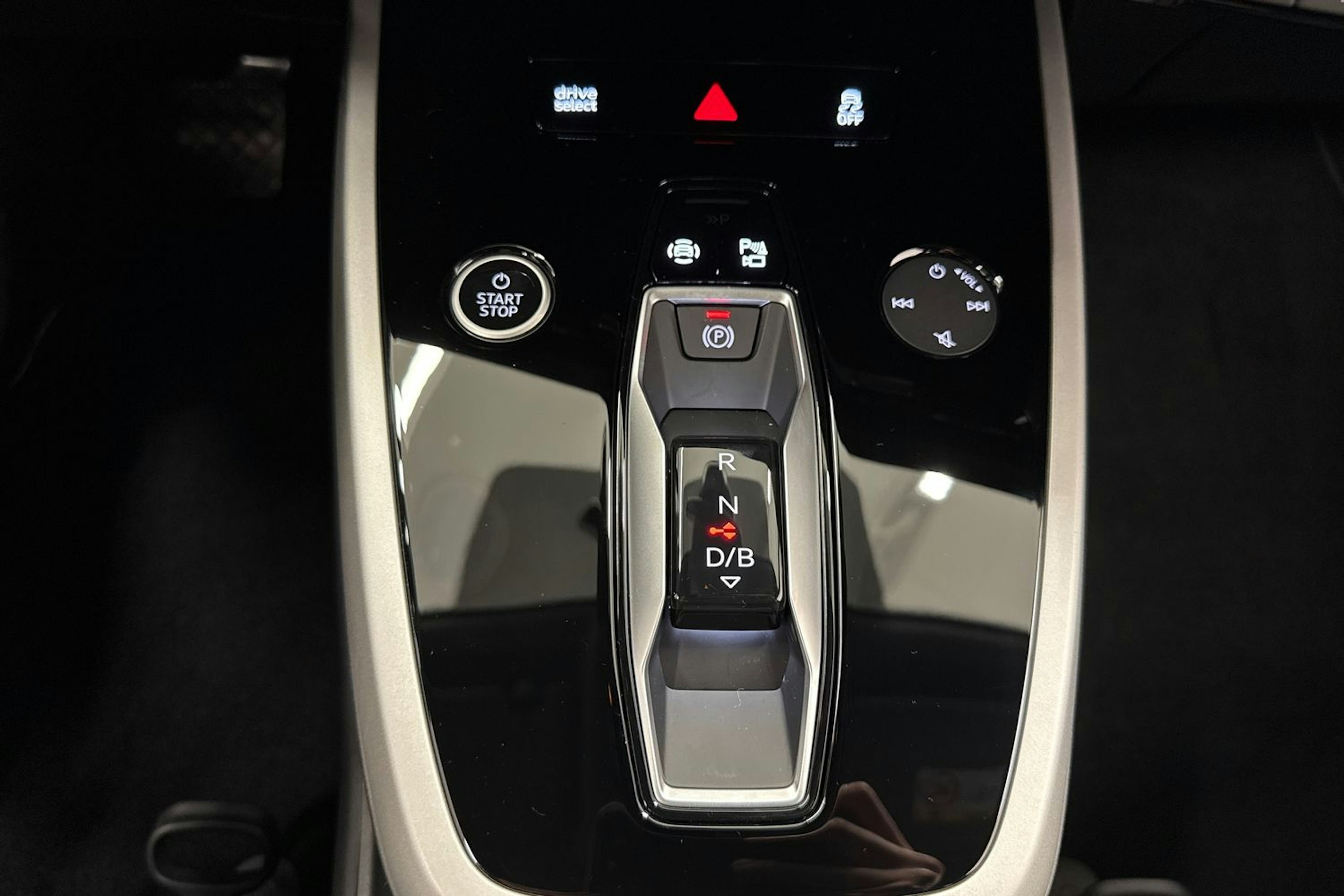 met. harmaa Audi Q4 e-tron 2026 kuva 21.