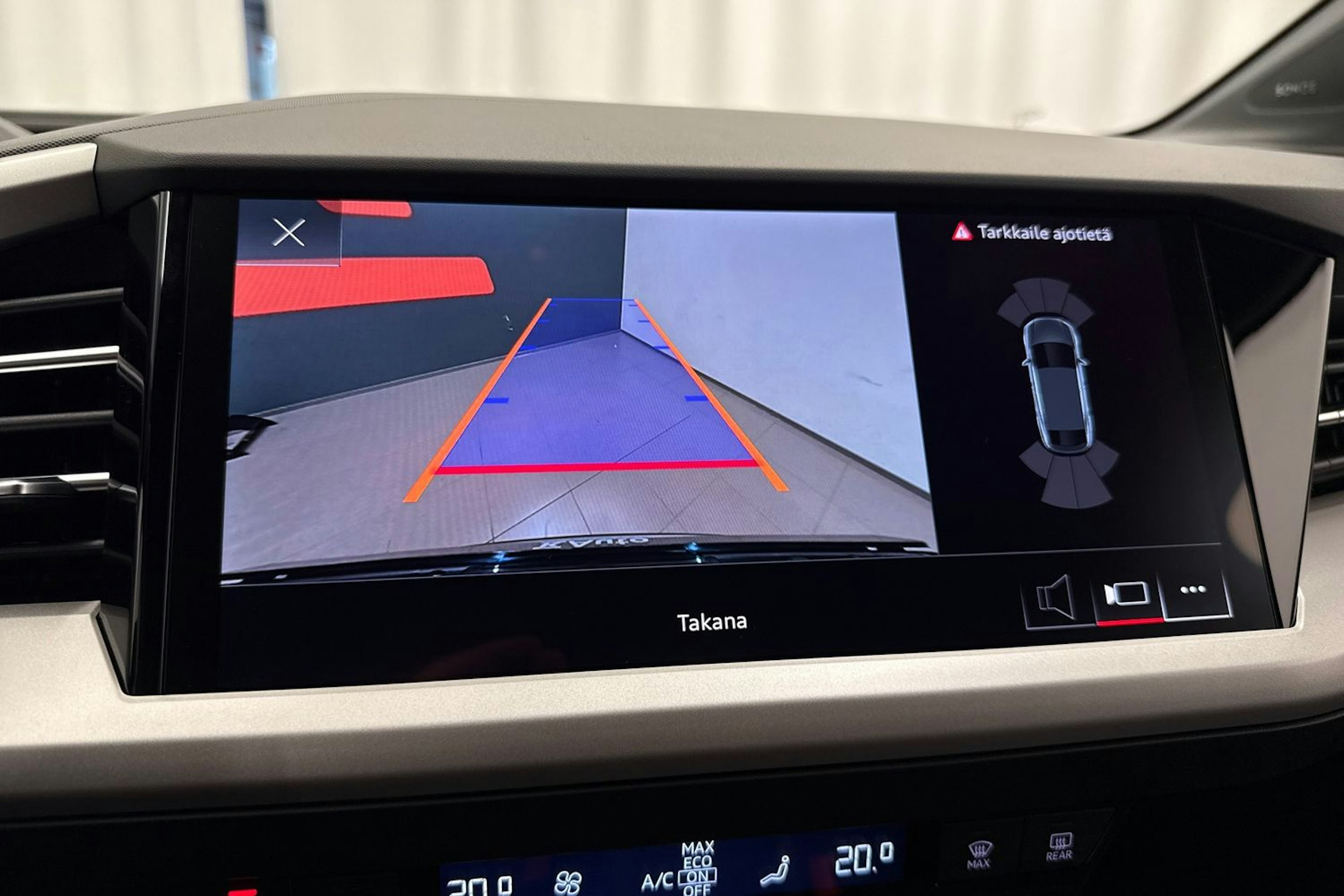 met. harmaa Audi Q4 e-tron 2026 kuva 23.