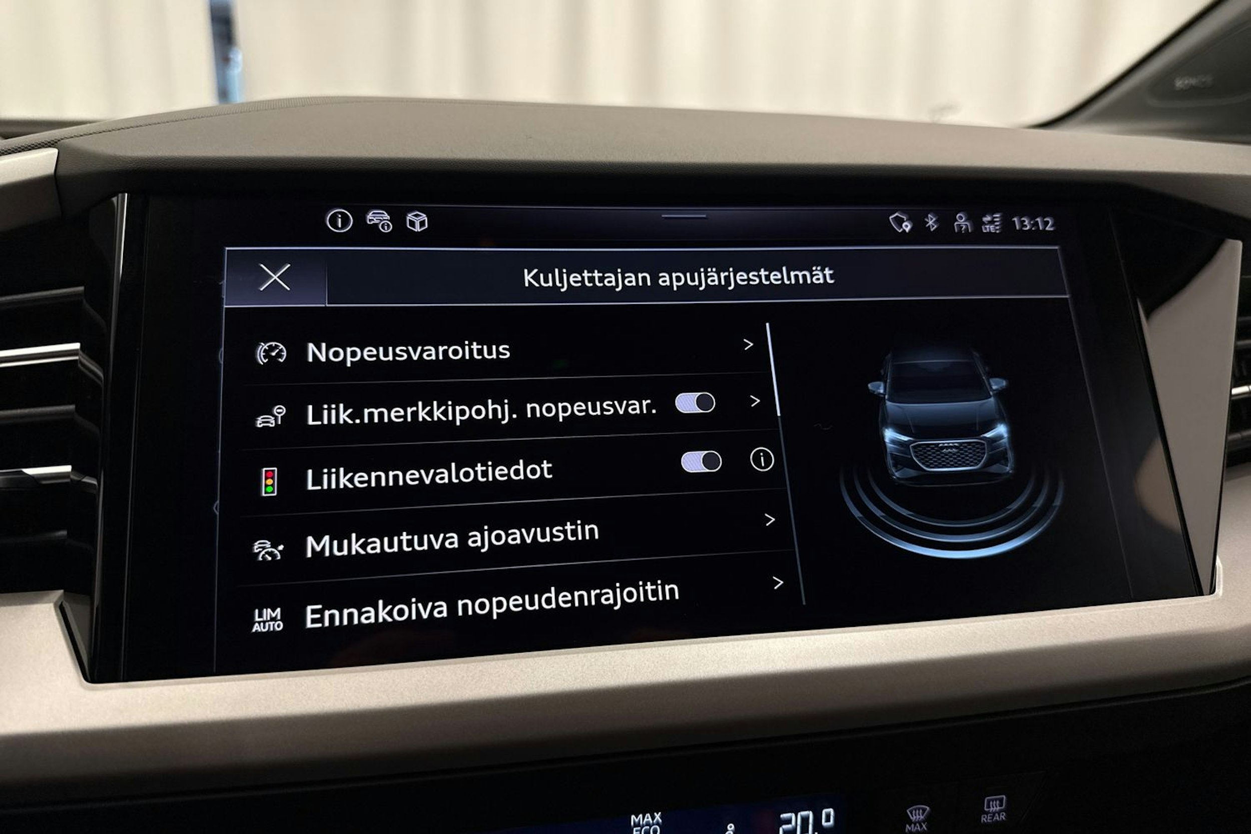 met. harmaa Audi Q4 e-tron 2026 kuva 24.