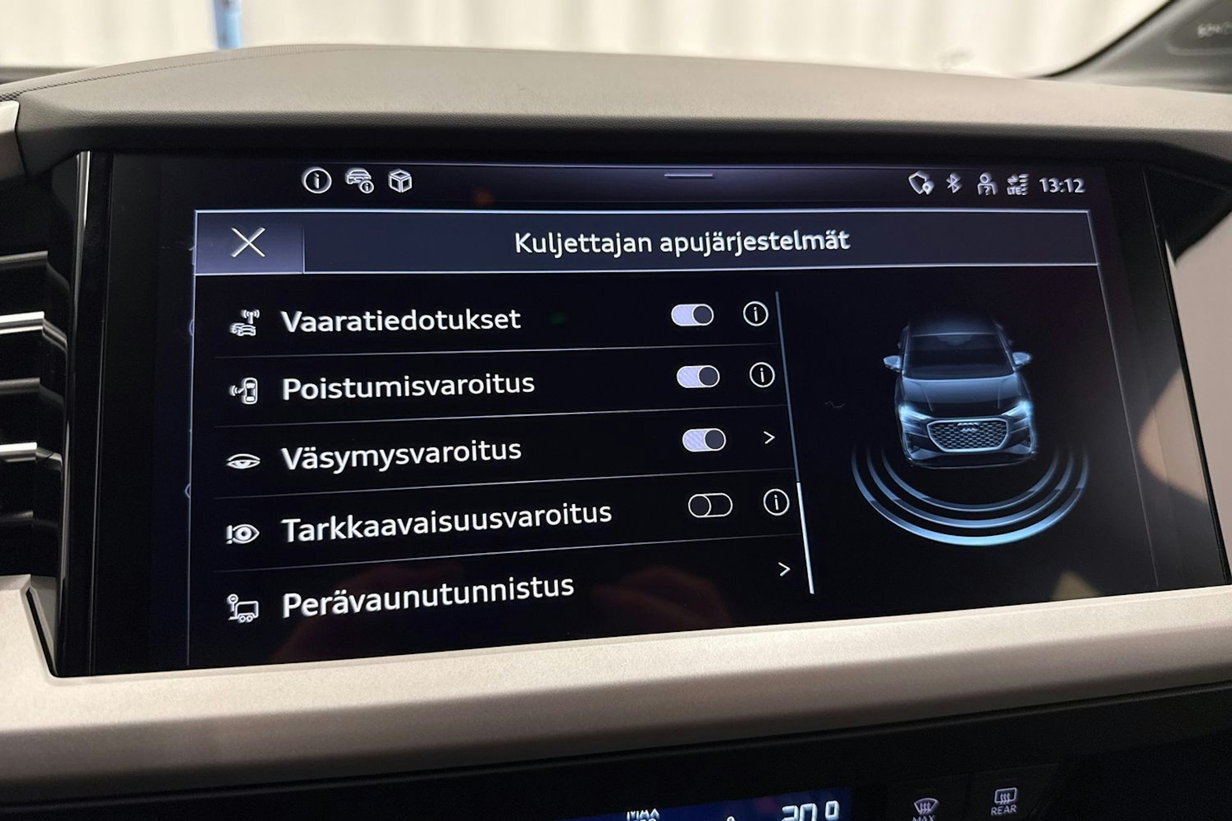 met. harmaa Audi Q4 e-tron 2026 kuva 26.