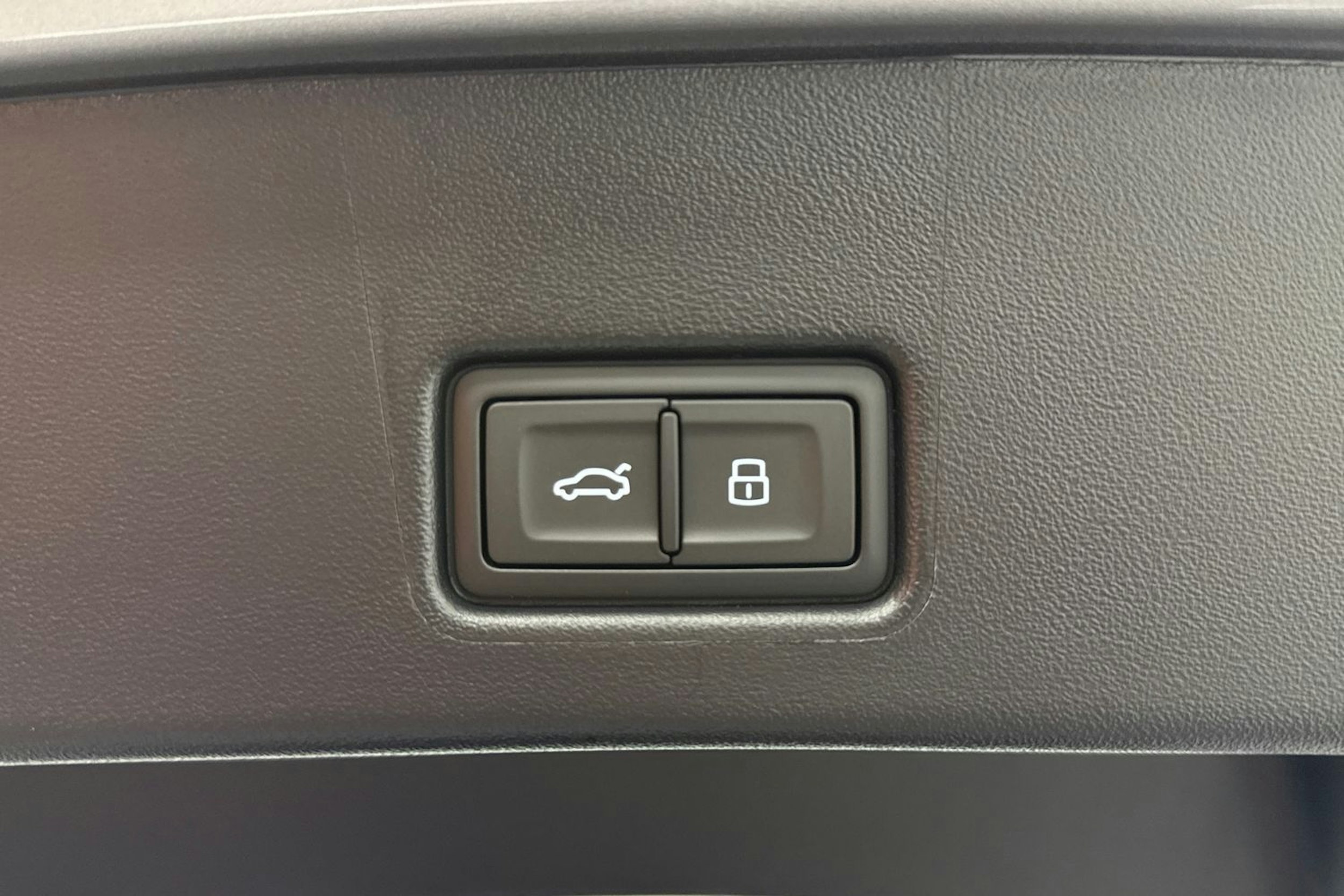 met. harmaa Audi Q4 e-tron 2026 kuva 32.