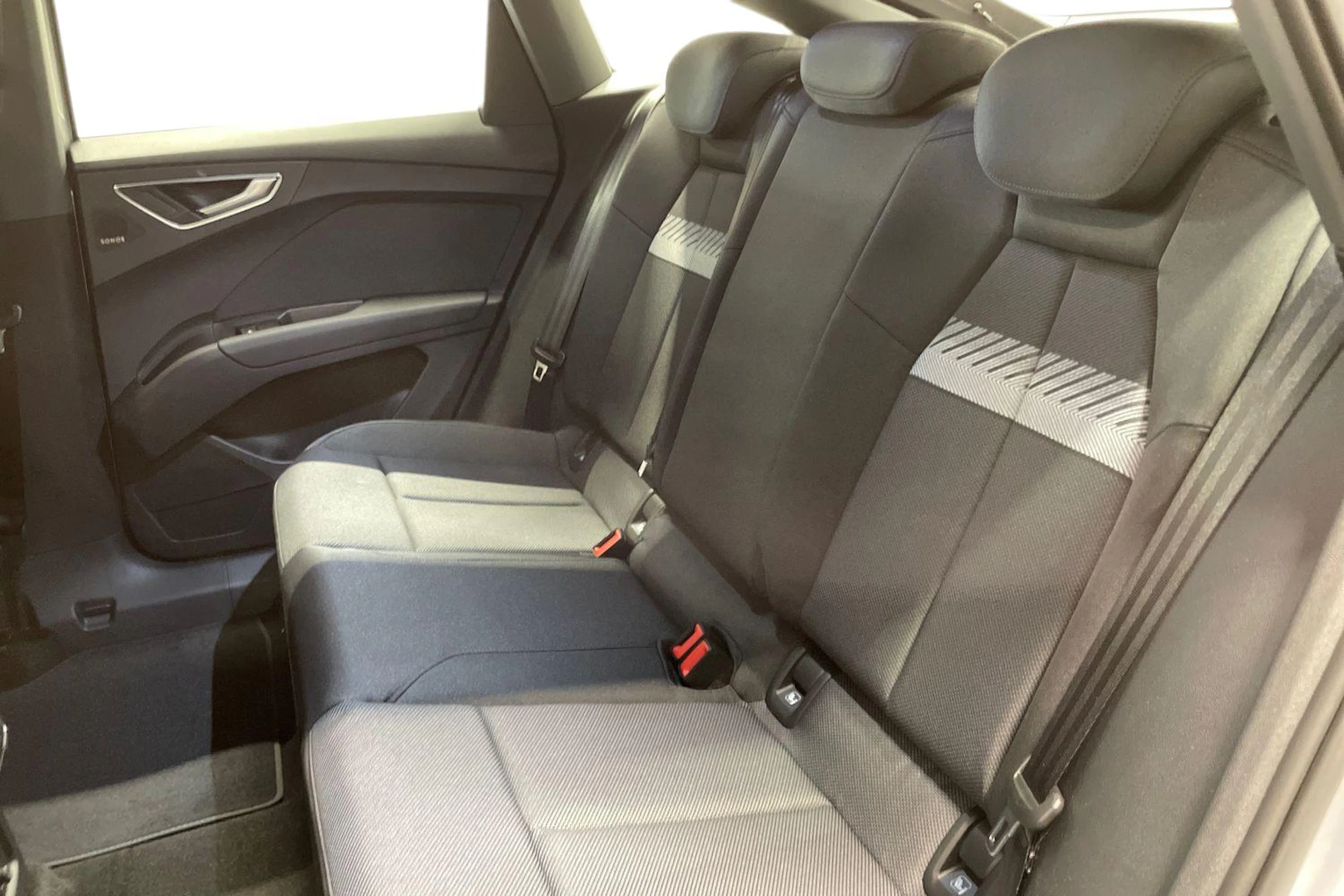 harmaa Audi Q4 e-tron 2026 kuva 10.