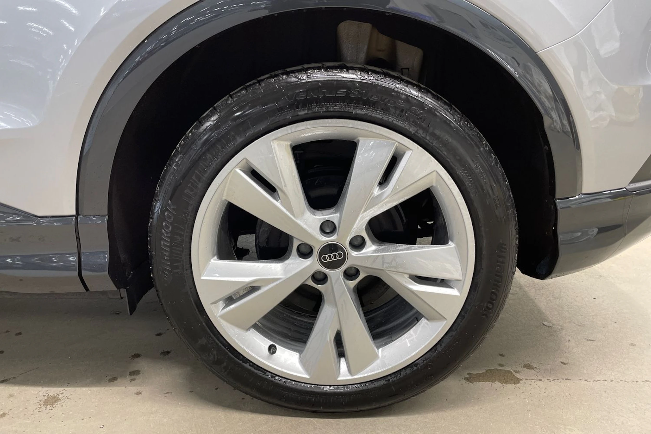 harmaa Audi Q4 e-tron 2026 kuva 13.