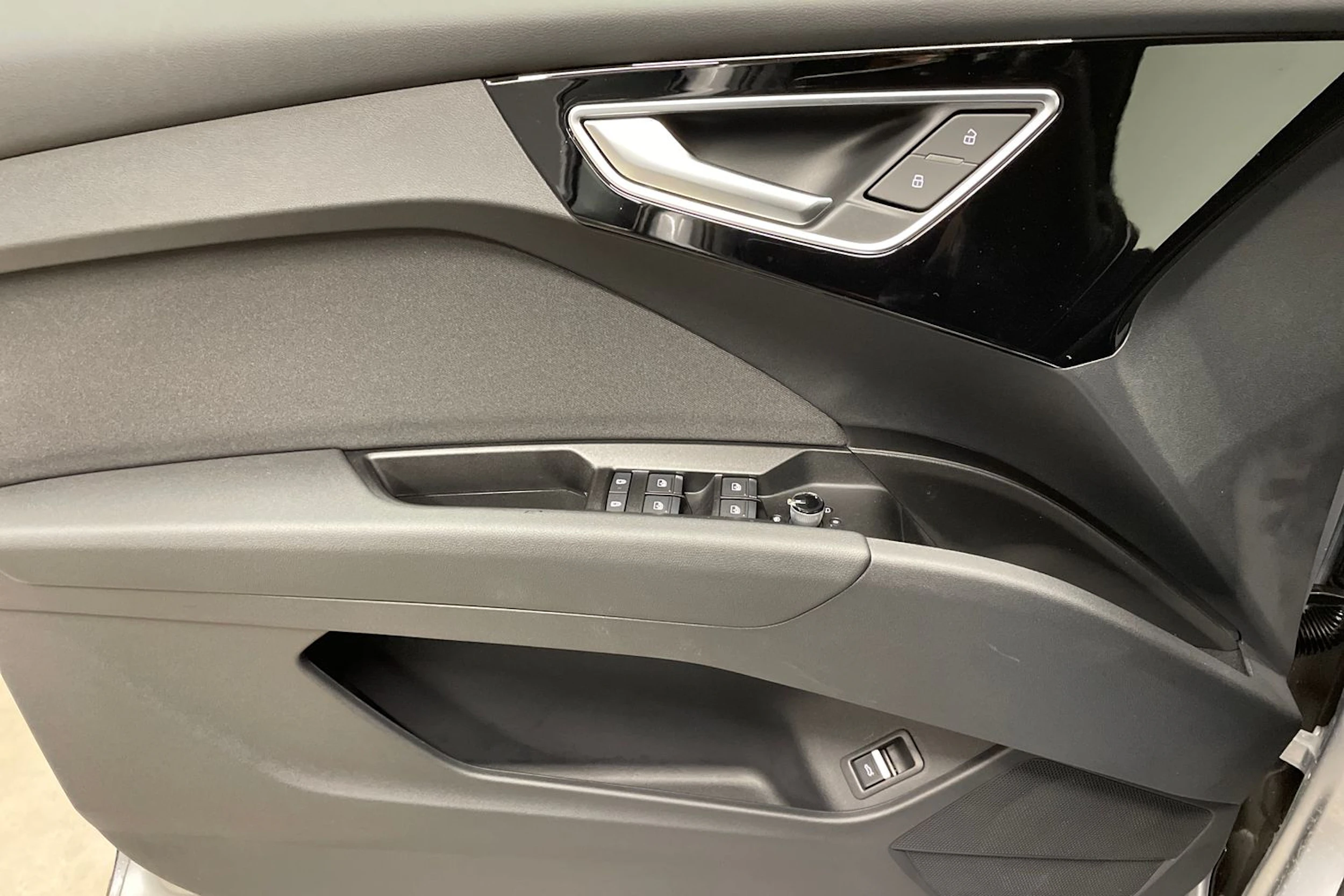 harmaa Audi Q4 e-tron 2026 kuva 18.