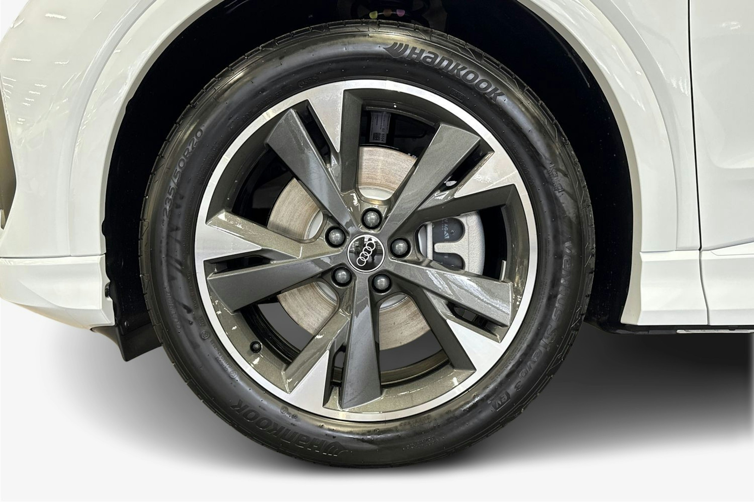 met. valkoinen Audi Q4 e-tron 2026 kuva 9.