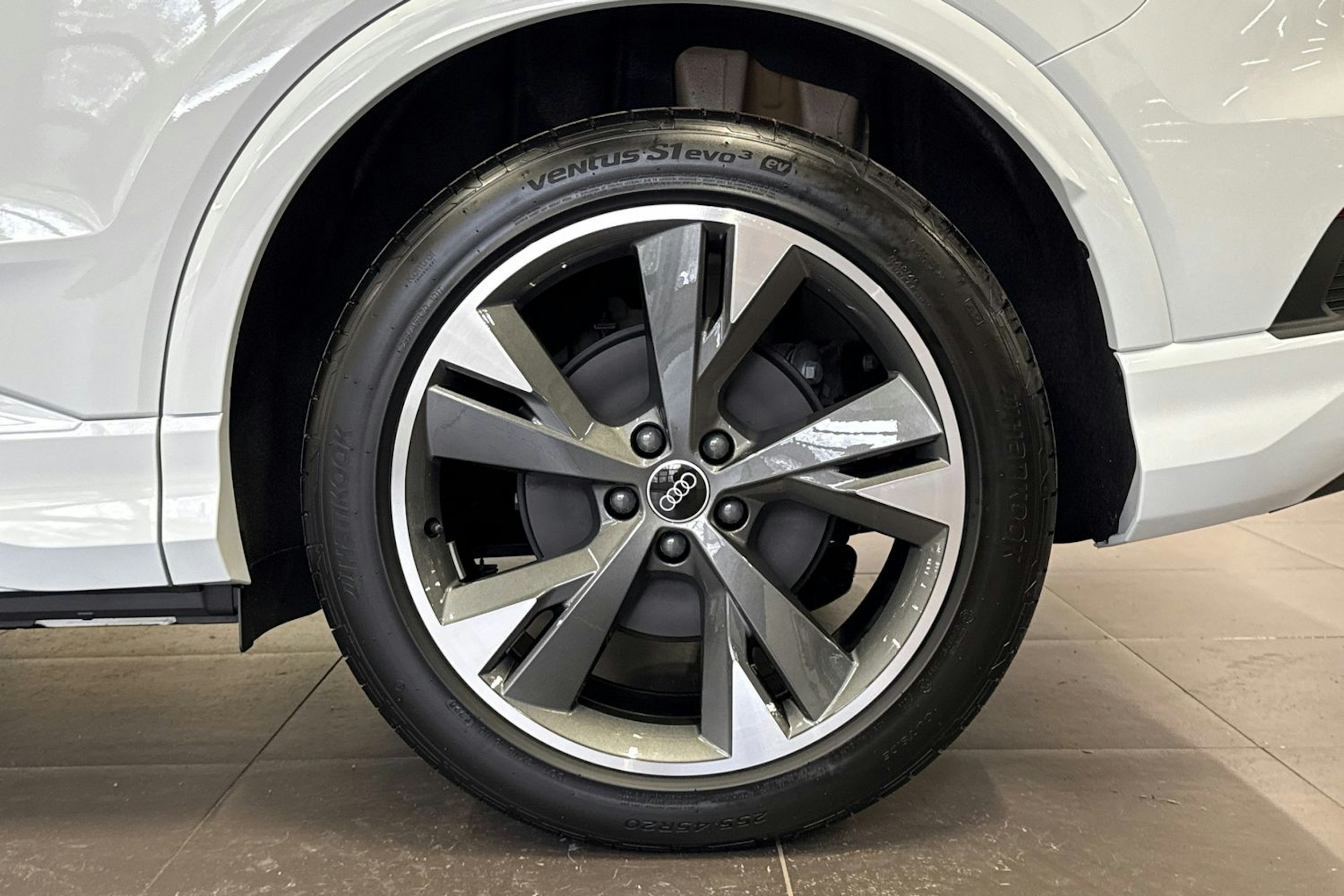 met. valkoinen Audi Q4 e-tron 2026 kuva 10.