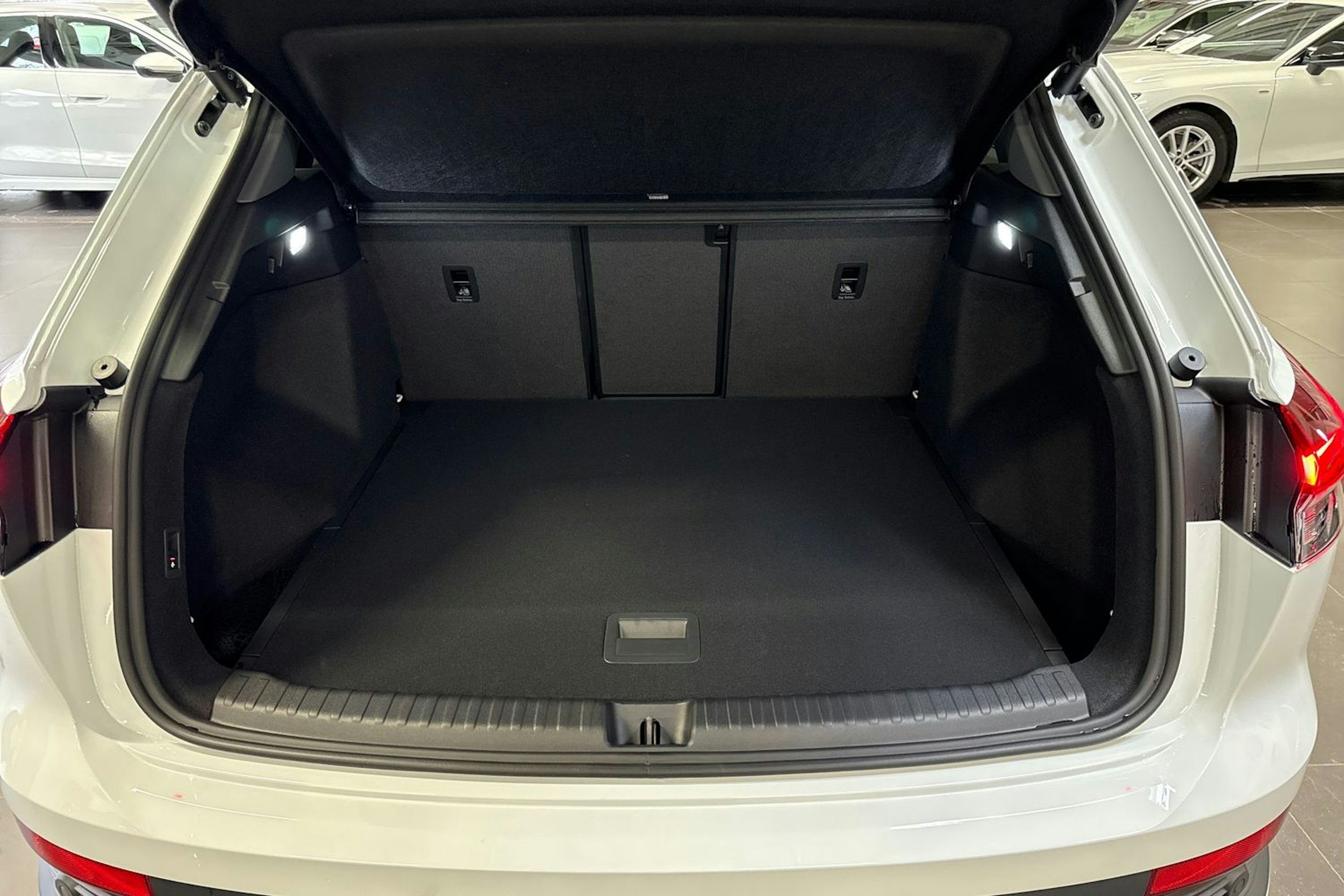 met. valkoinen Audi Q4 e-tron 2026 kuva 11.