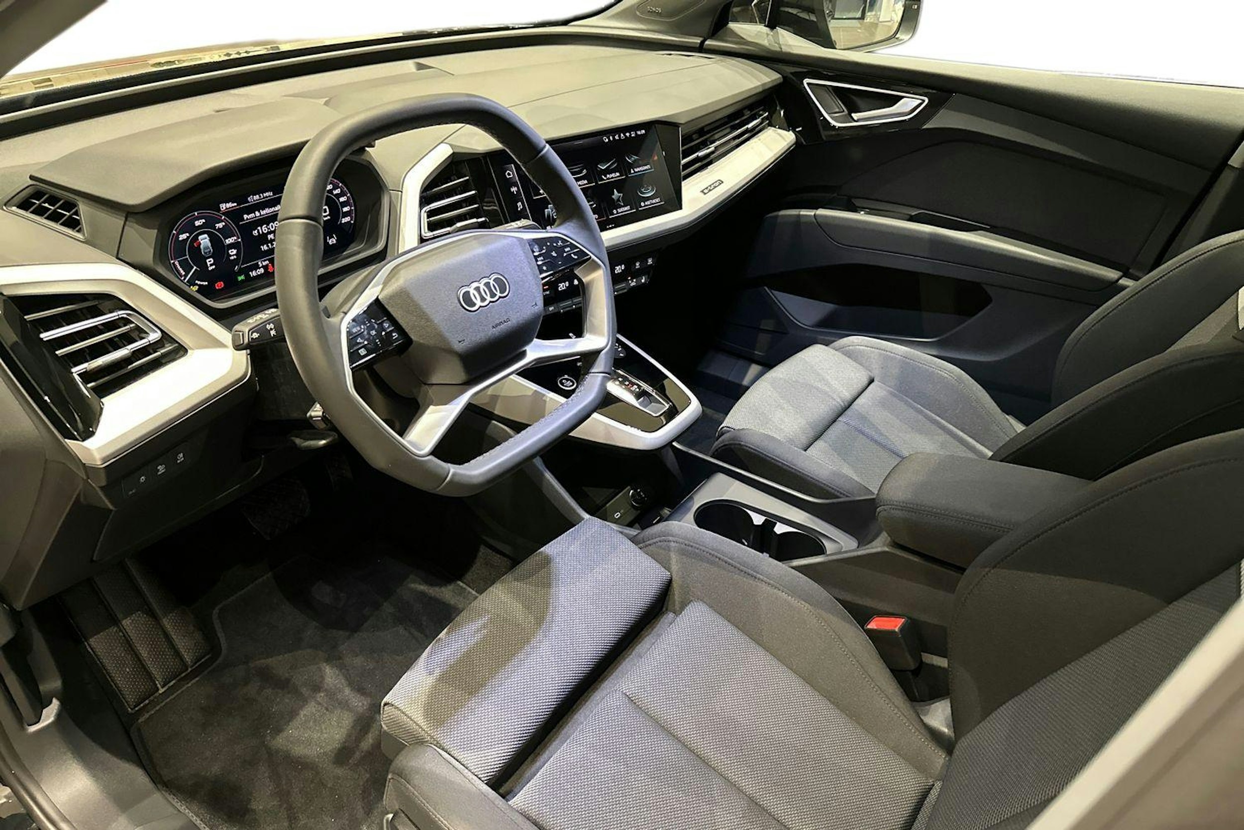 musta Audi Q4 e-tron 2026 kuva 6.