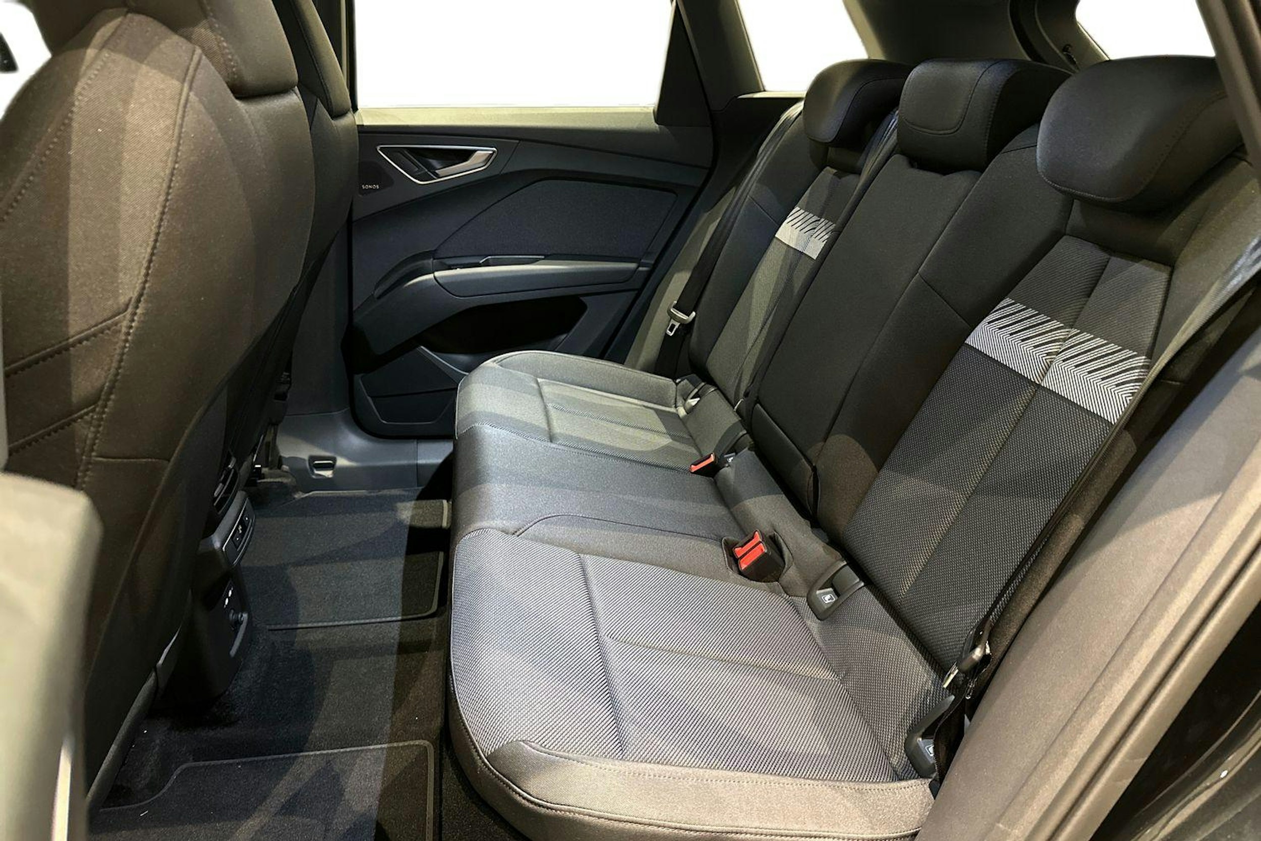 musta Audi Q4 e-tron 2026 kuva 8.