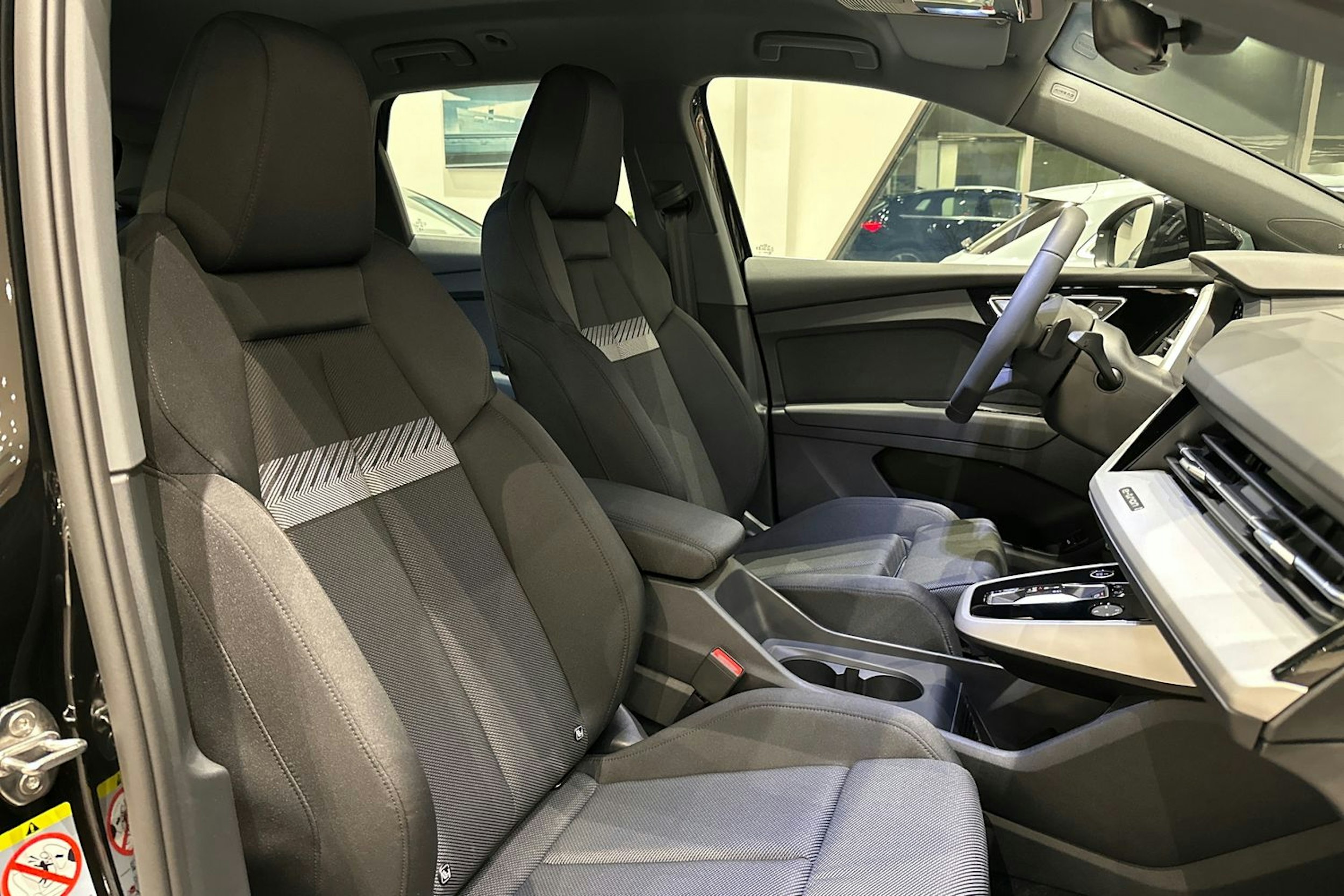 musta Audi Q4 e-tron 2026 kuva 14.