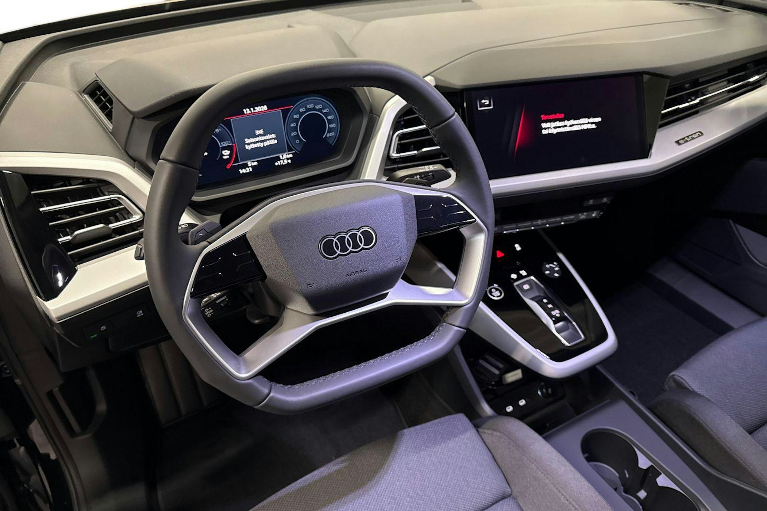 met. musta Audi Q4 e-tron 2026 kuva 6.