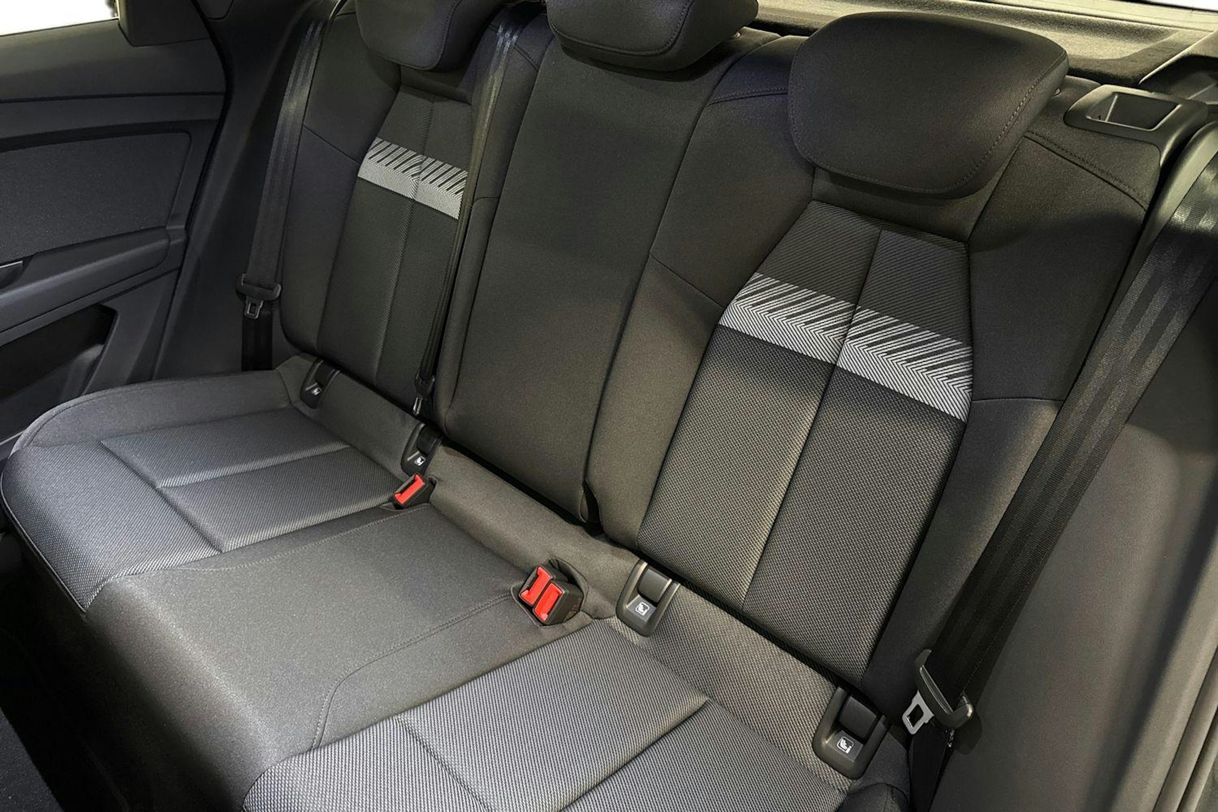 met. musta Audi Q4 e-tron 2026 kuva 8.