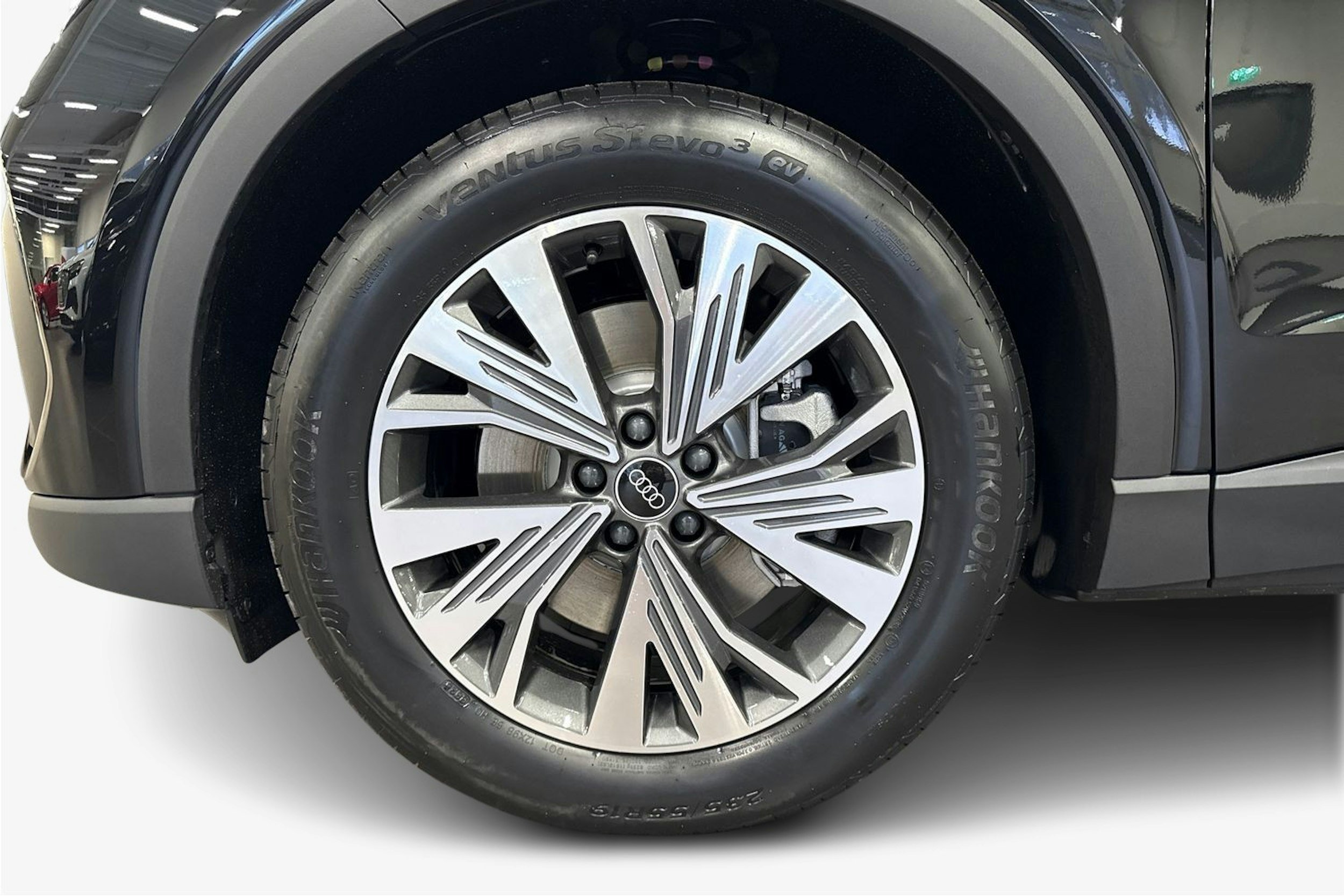 met. musta Audi Q4 e-tron 2026 kuva 9.