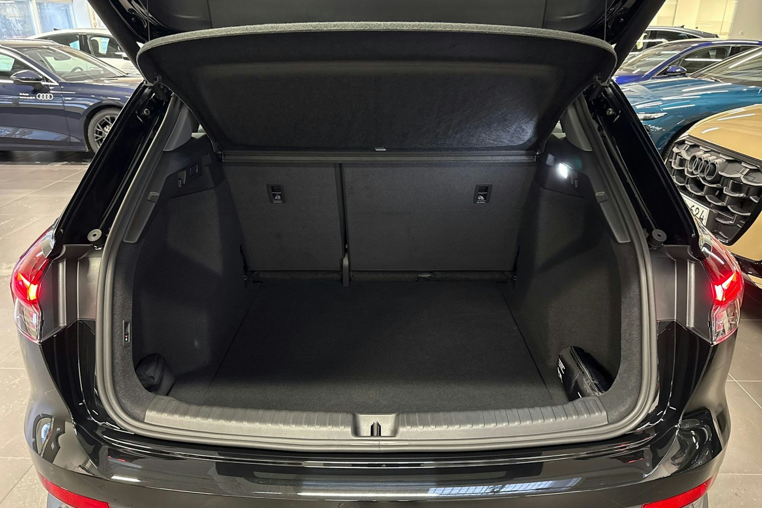 met. musta Audi Q4 e-tron 2026 kuva 11.