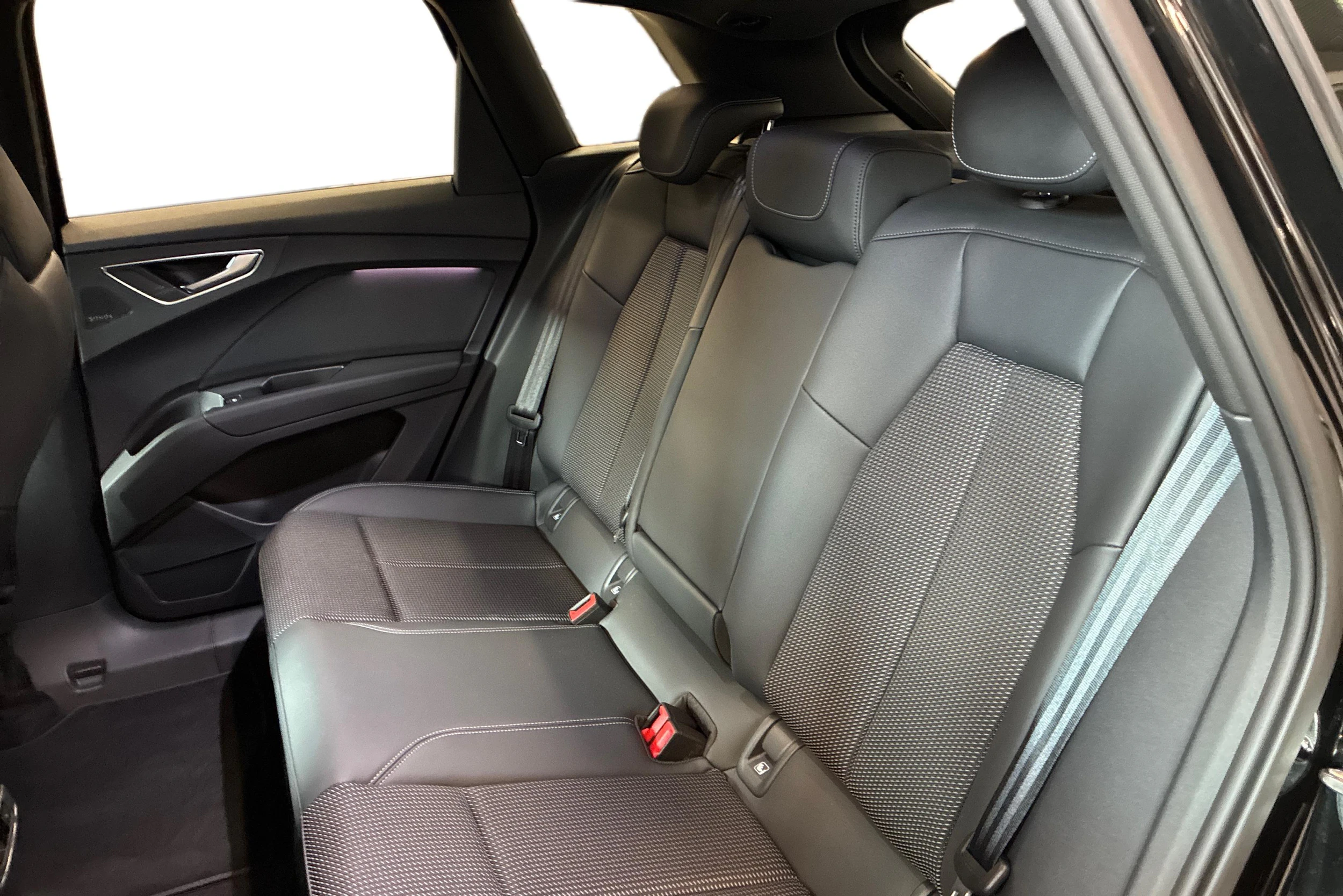 musta Audi Q4 e-tron 2026 kuva 8.