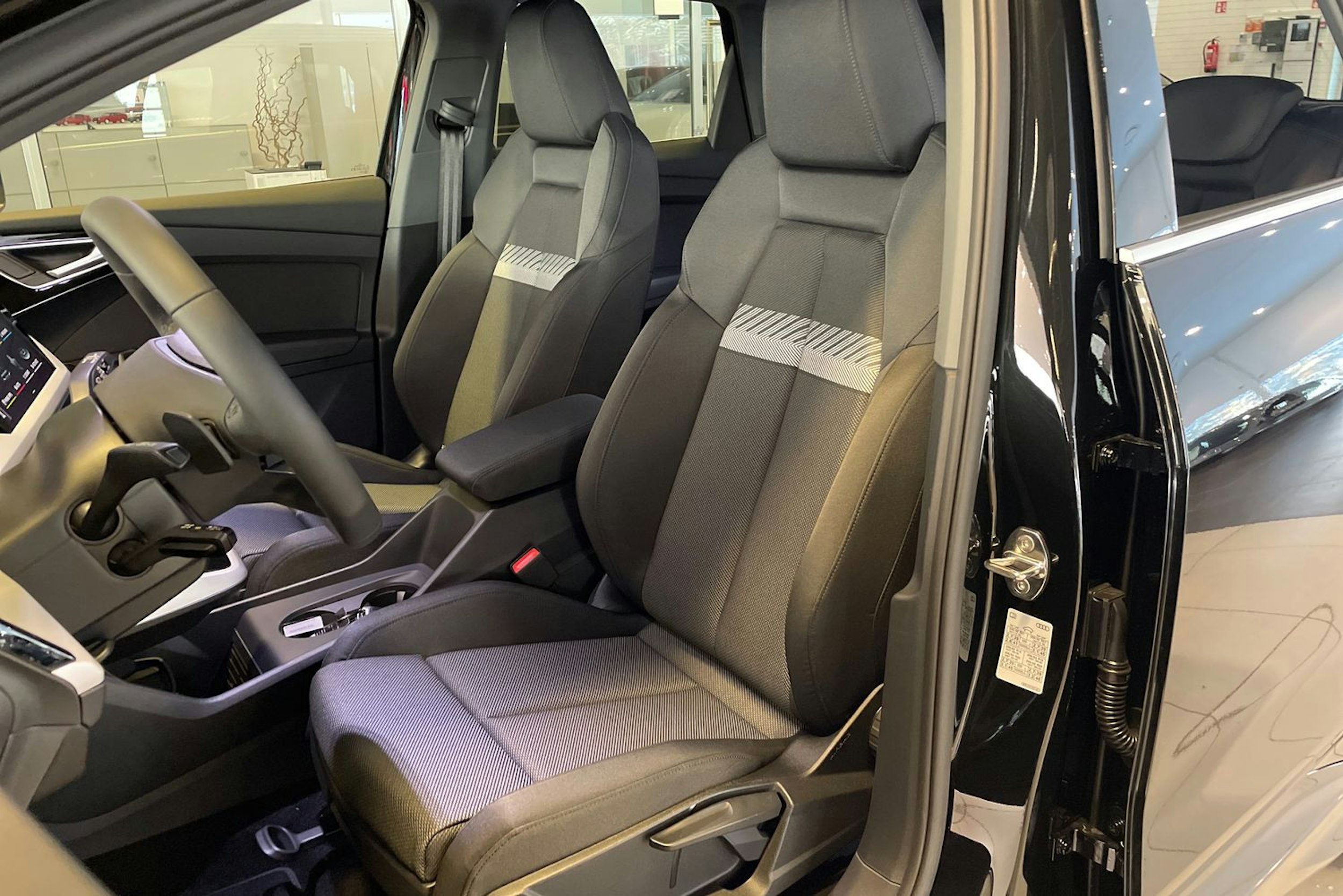 musta Audi Q4 e-tron 2026 kuva 18.