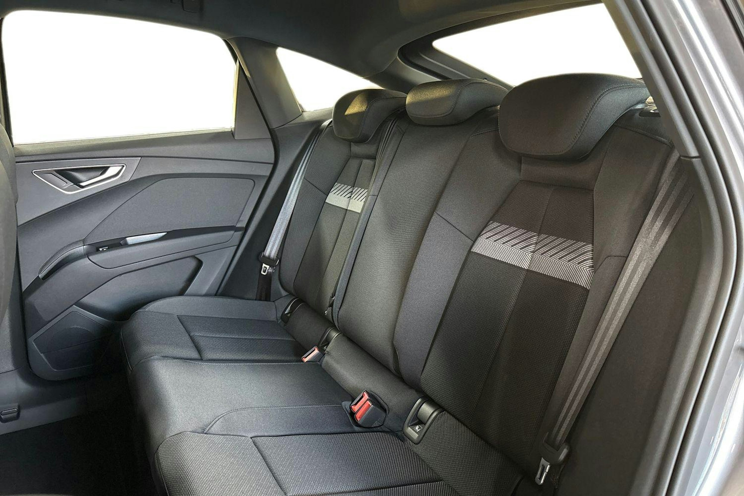 met. harmaa Audi Q4 e-tron 2026 kuva 8.