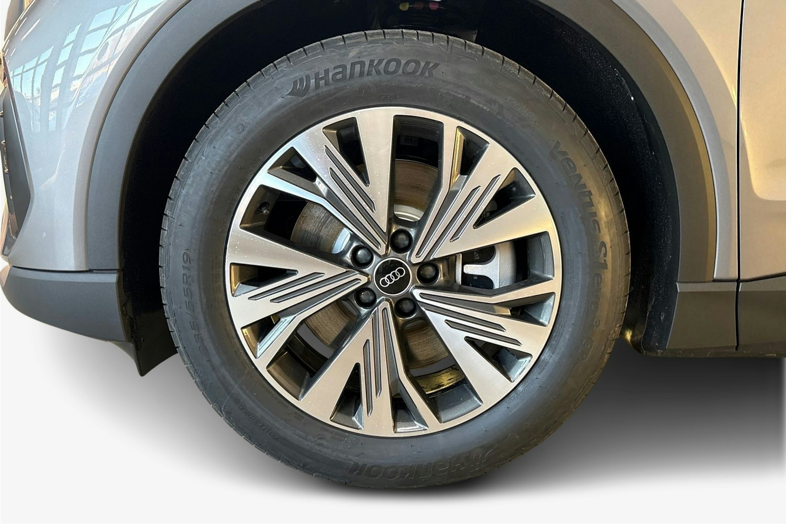 met. harmaa Audi Q4 e-tron 2026 kuva 9.