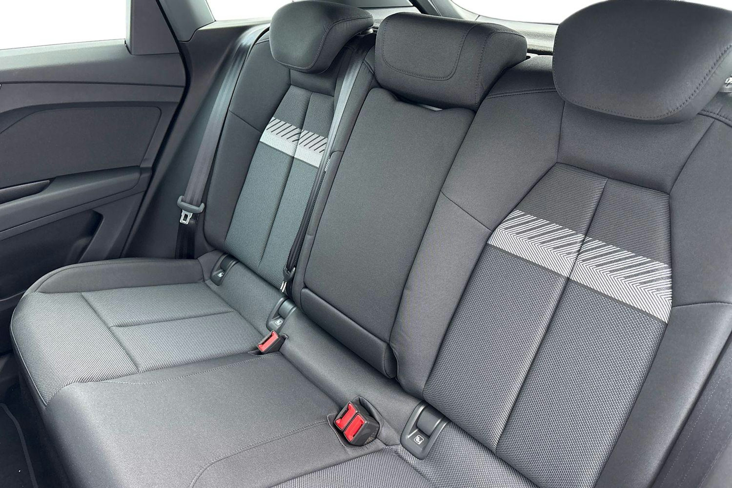 harmaa Audi Q4 e-tron 2026 kuva 8.