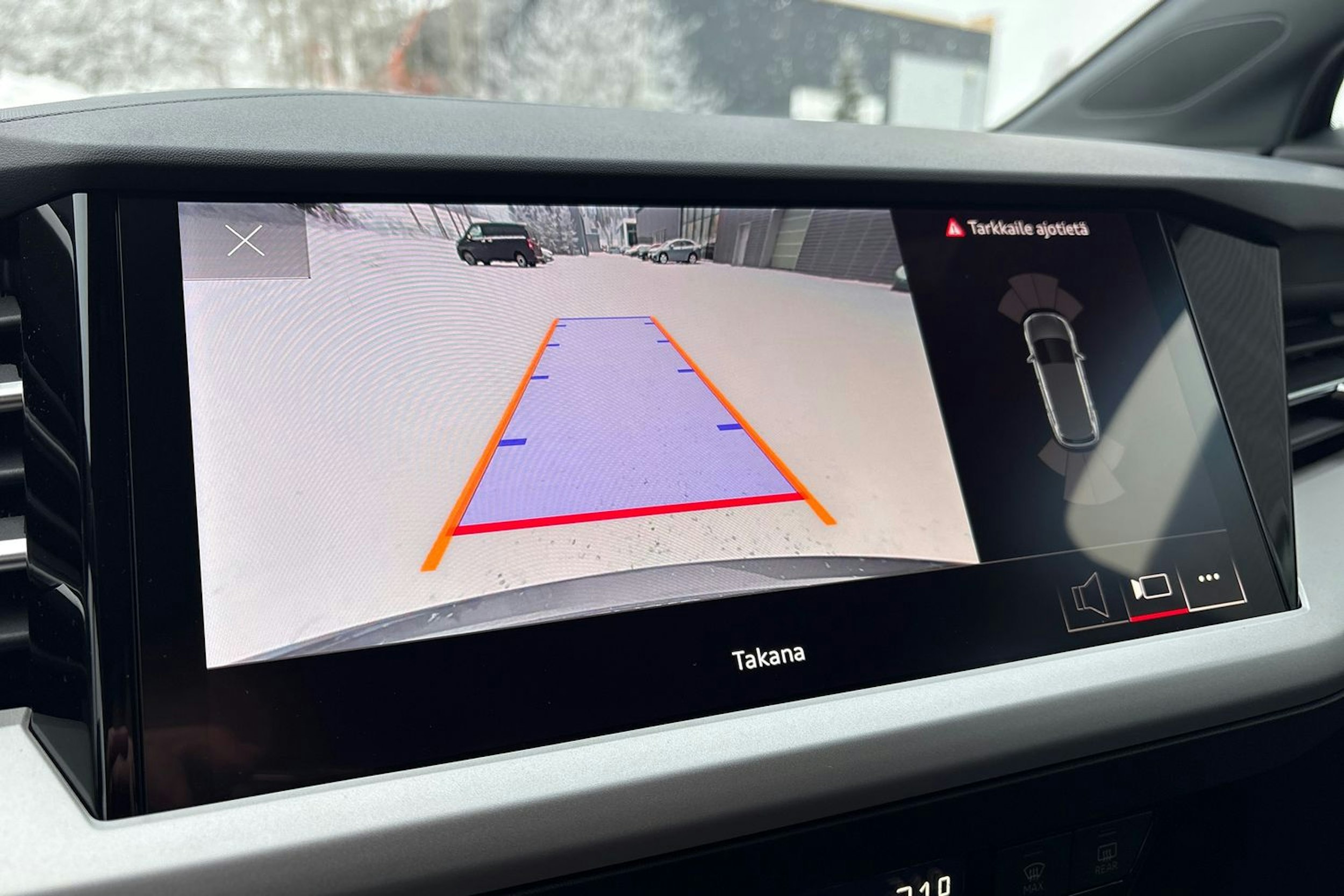 harmaa Audi Q4 e-tron 2026 kuva 15.