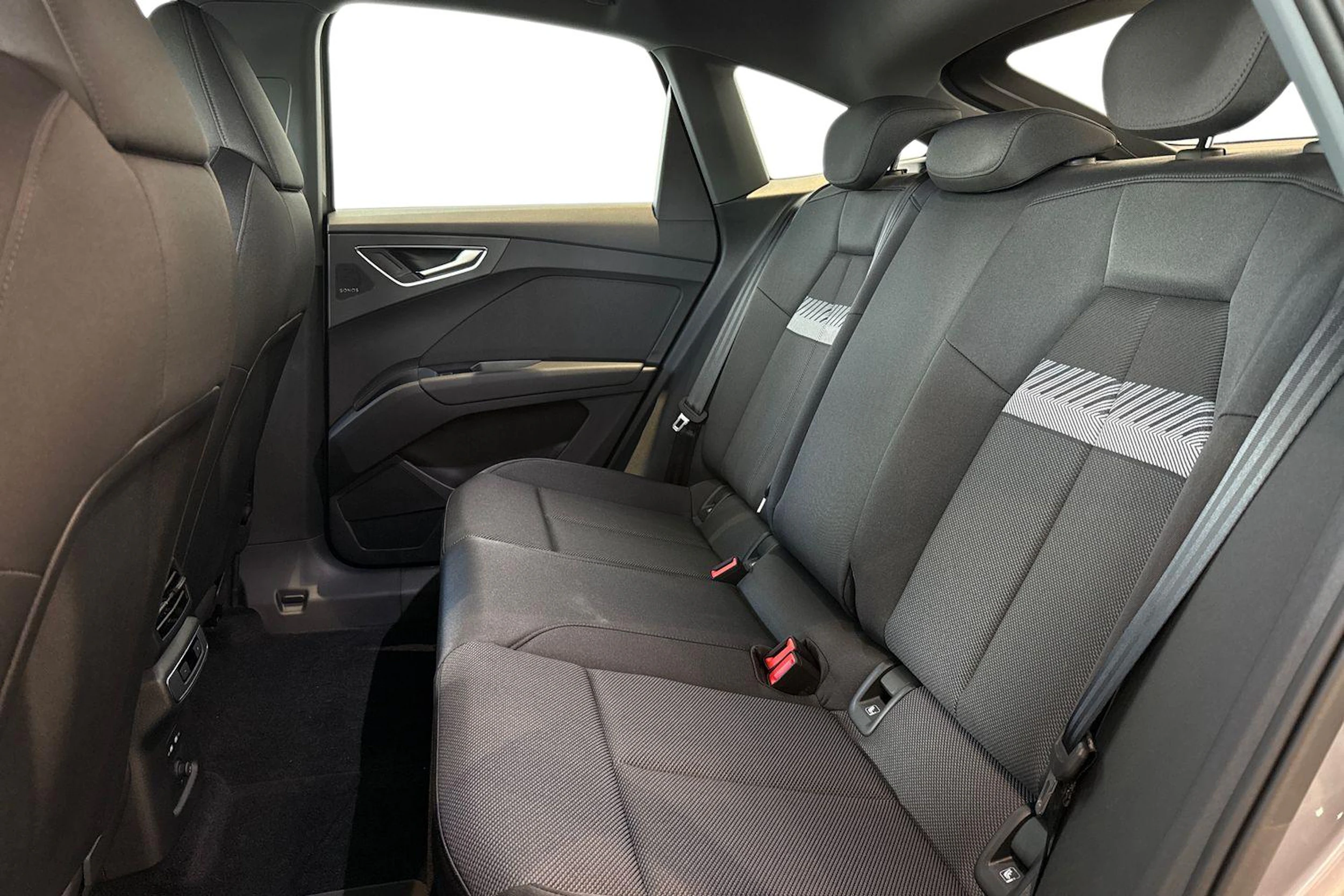 met. harmaa Audi Q4 e-tron 2026 kuva 8.