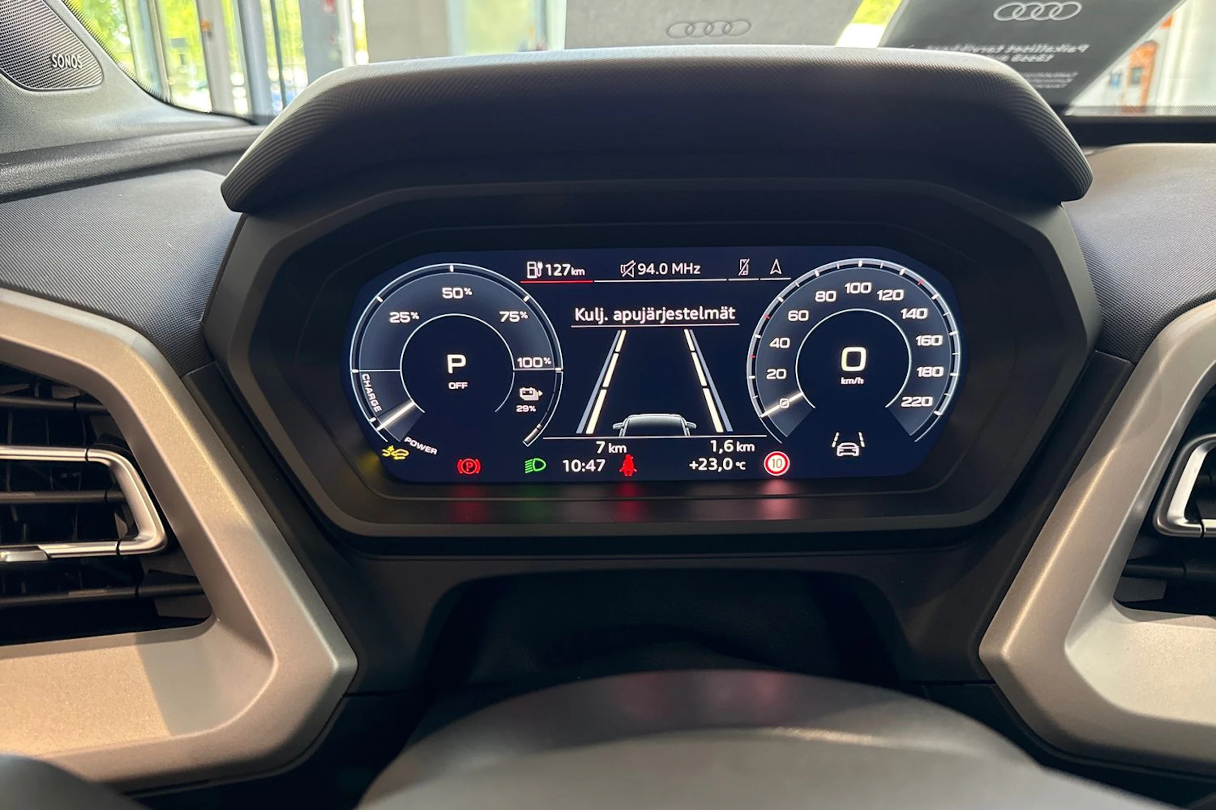 met. harmaa Audi Q4 e-tron 2026 kuva 15.