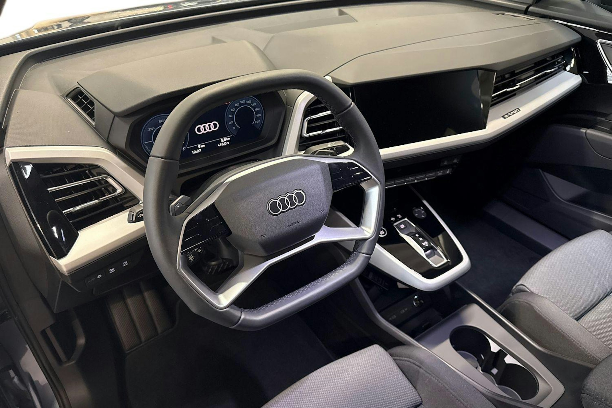 met. sininen Audi Q4 e-tron 2026 kuva 6.