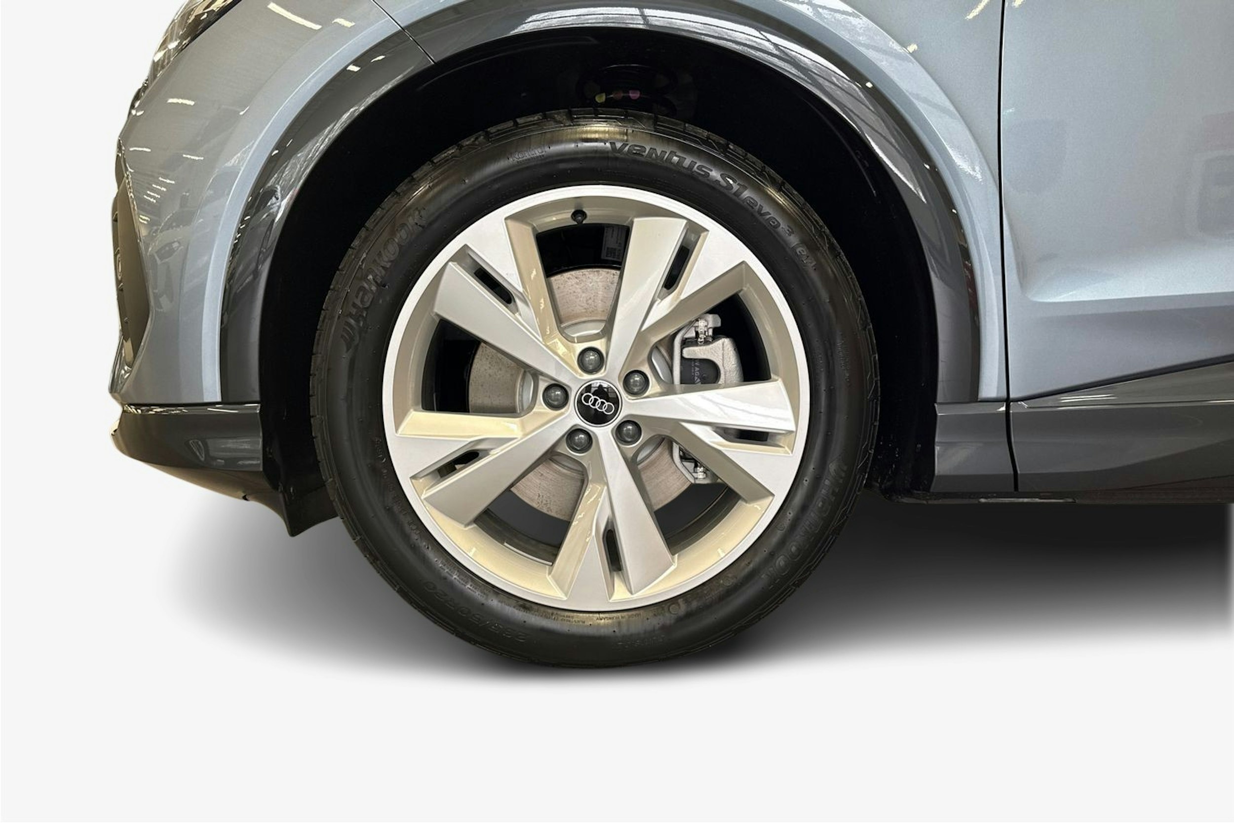 met. sininen Audi Q4 e-tron 2026 kuva 9.