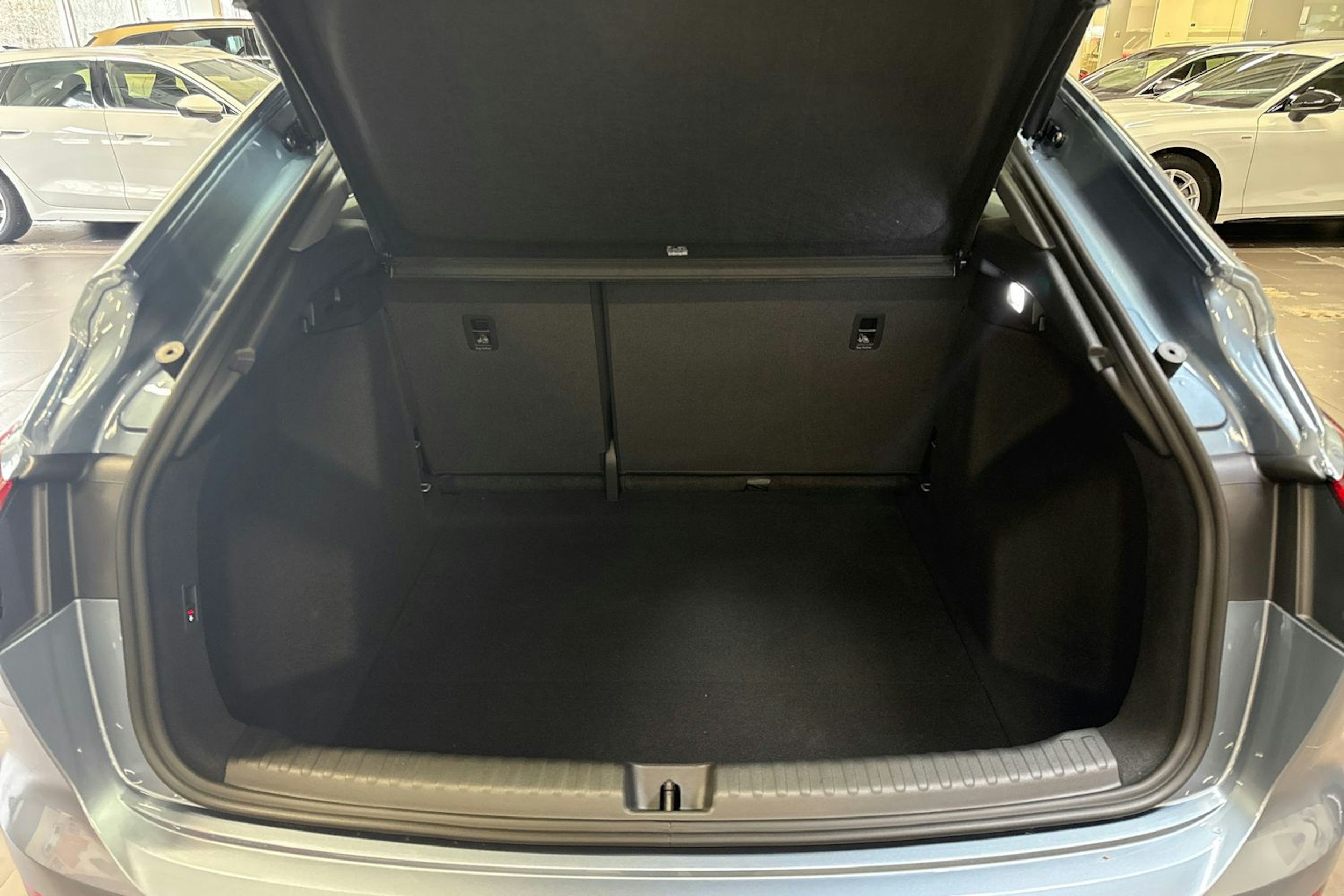 met. sininen Audi Q4 e-tron 2026 kuva 11.