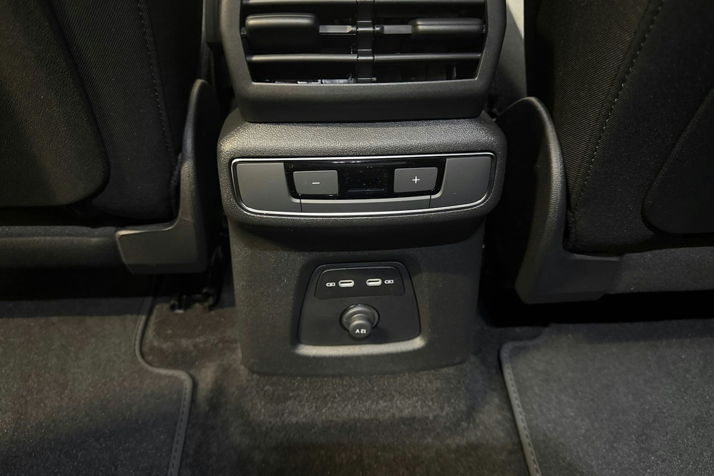 met. sininen Audi Q4 e-tron 2026 kuva 15.