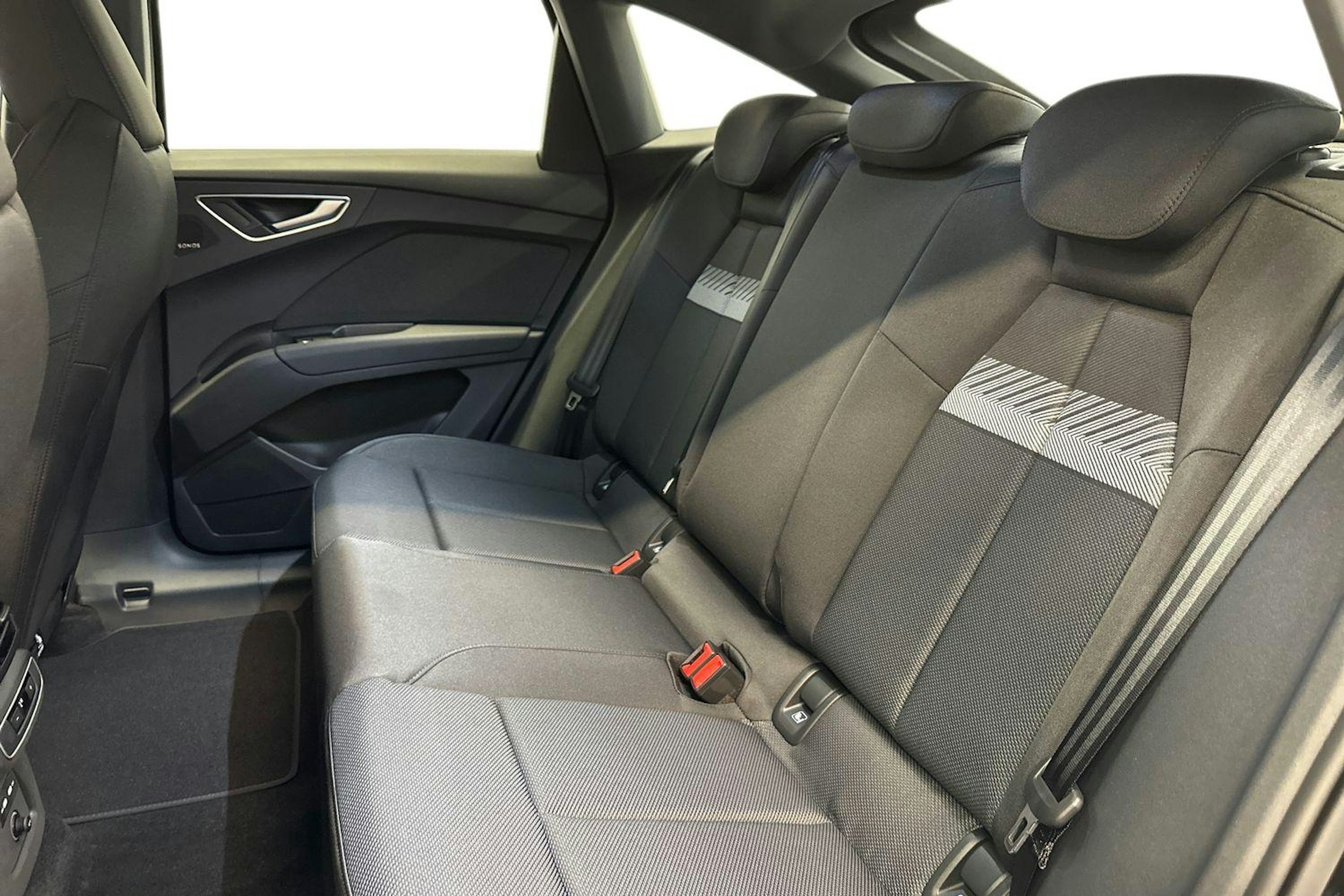 mythos musta Audi Q4 e-tron 2026 kuva 4.