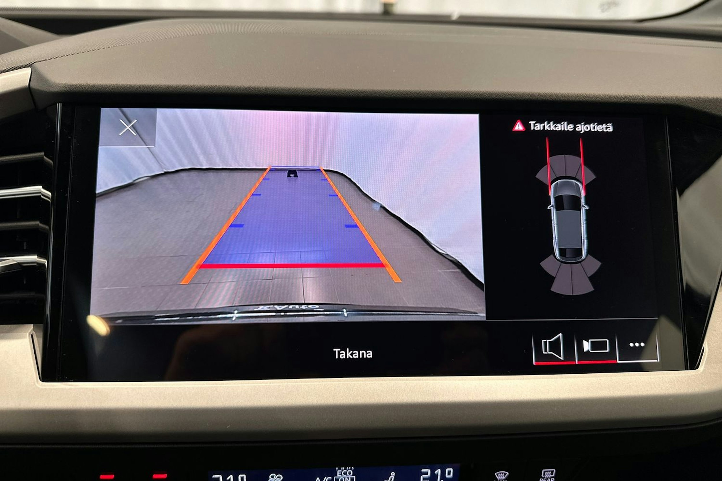 mythos musta Audi Q4 e-tron 2026 kuva 15.