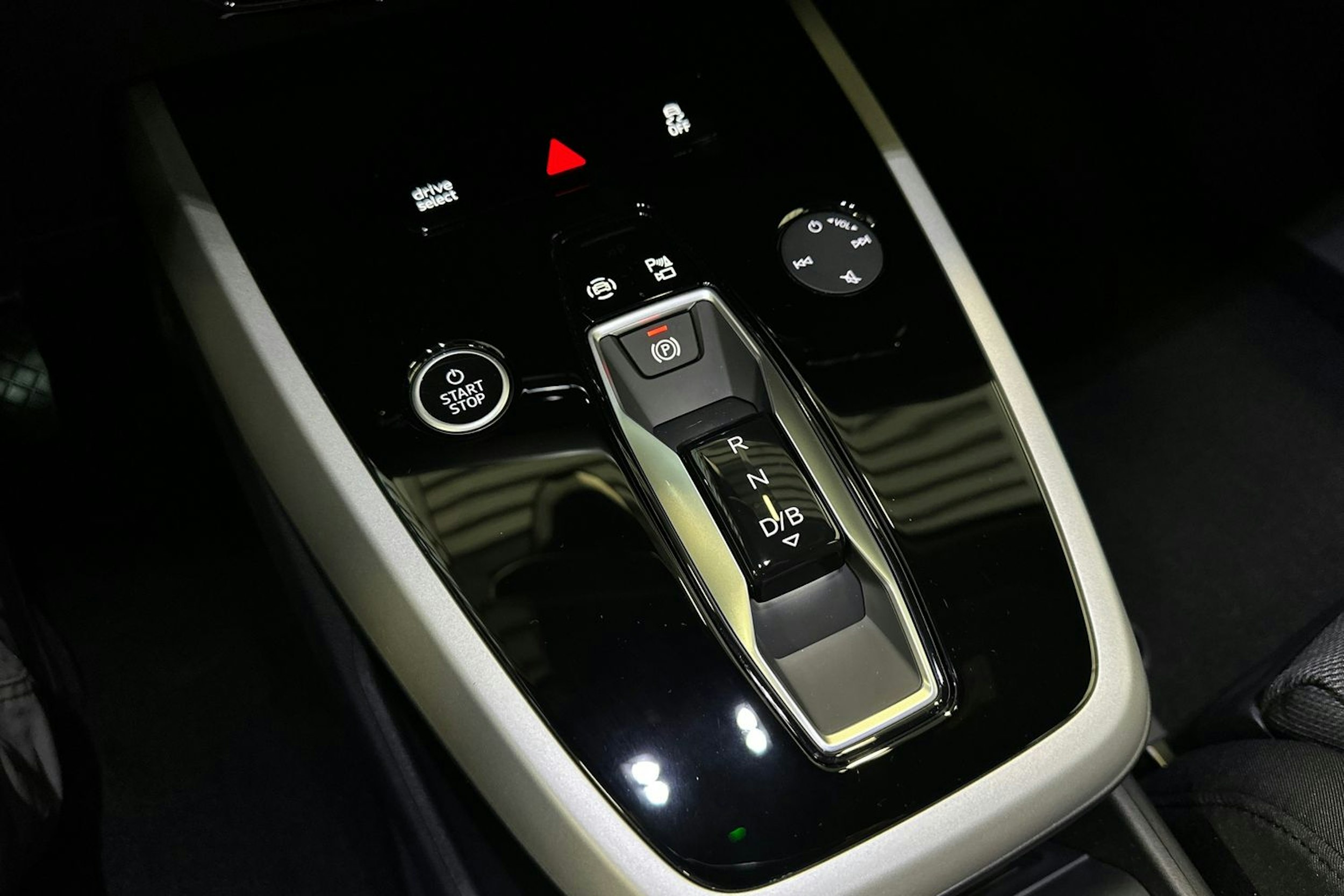 mythos musta Audi Q4 e-tron 2026 kuva 17.