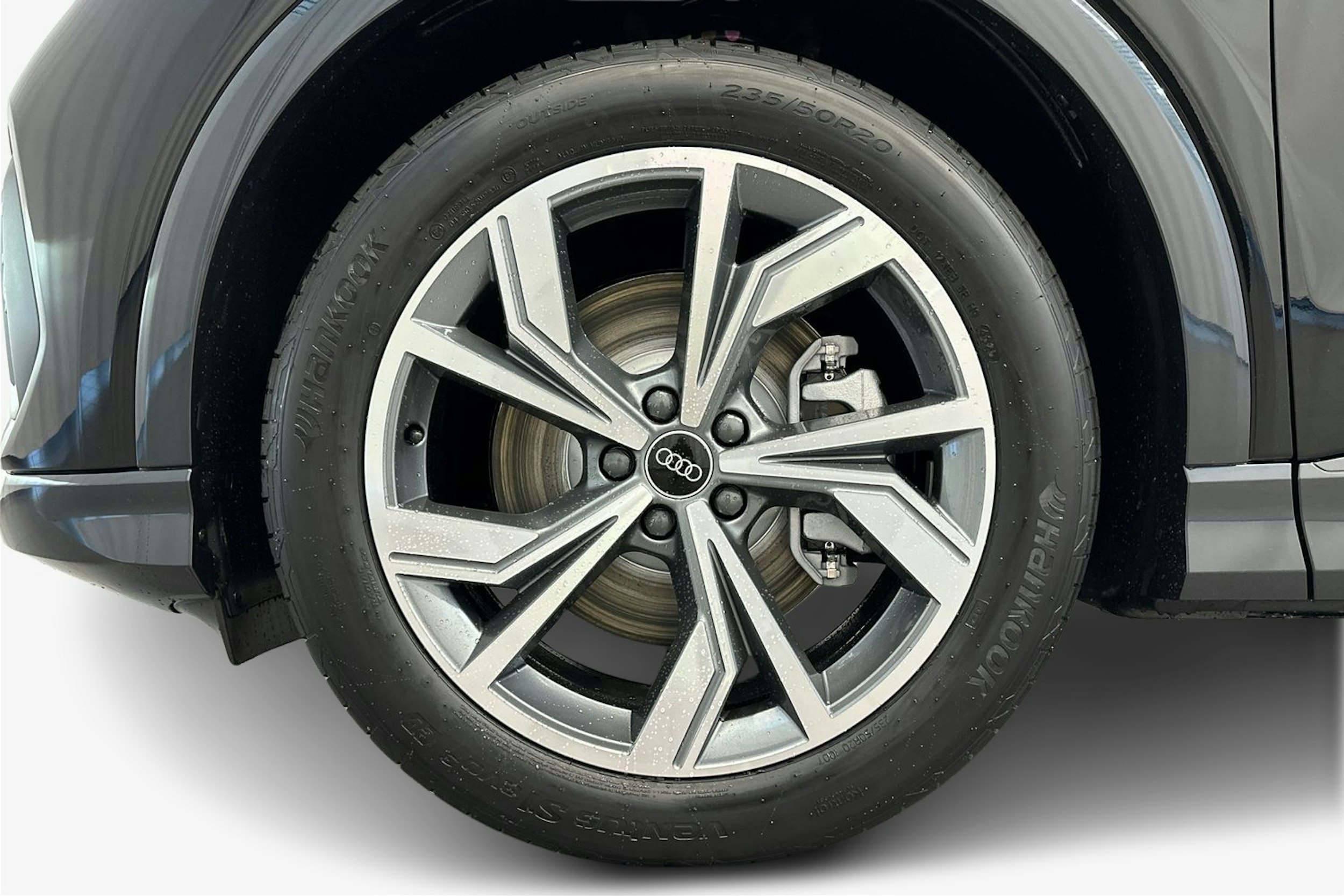 mythos musta Audi Q4 e-tron 2026 kuva 27.