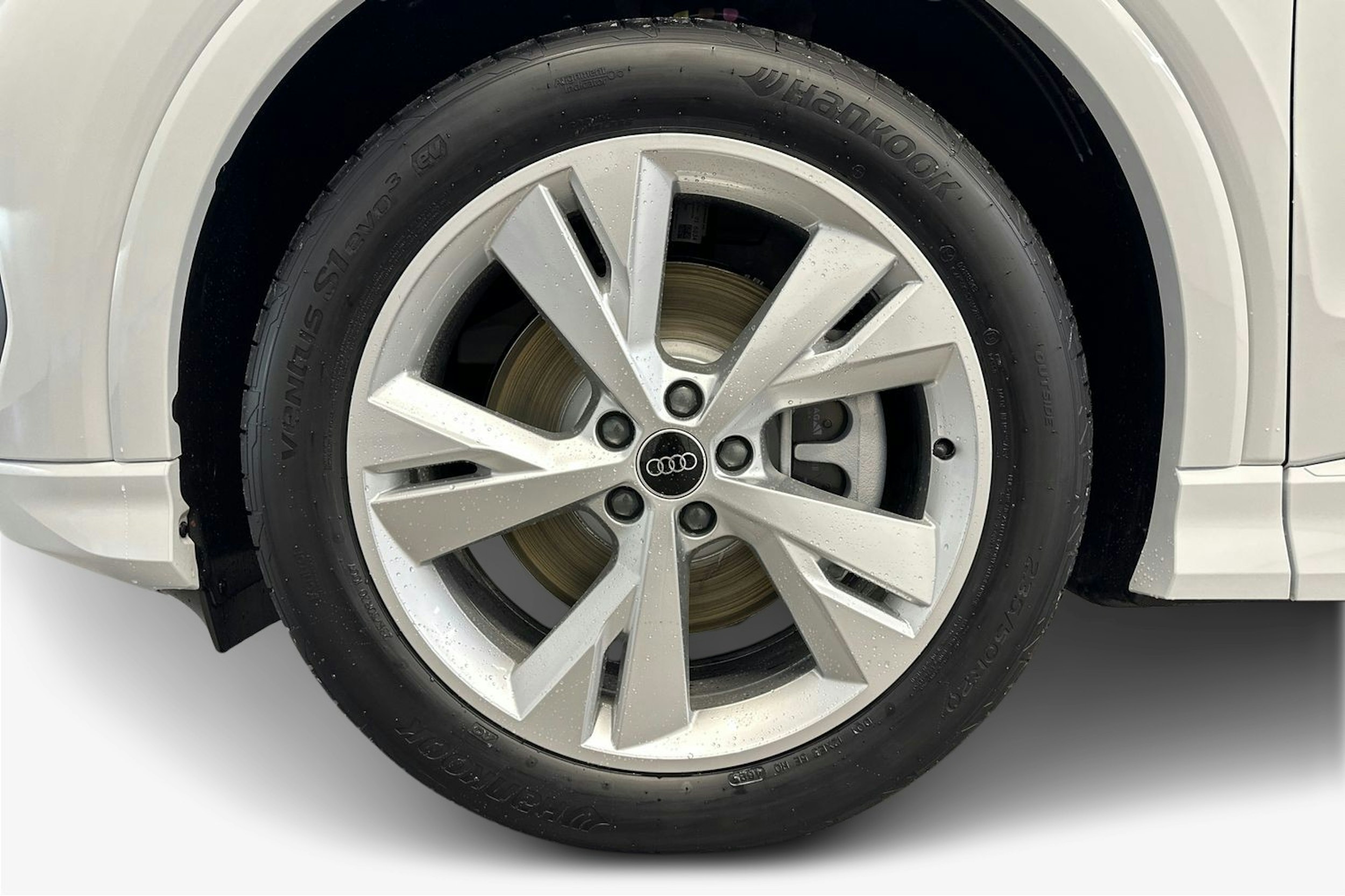 jäätikön valkoinen Audi Q4 e-tron 2026 kuva 9.